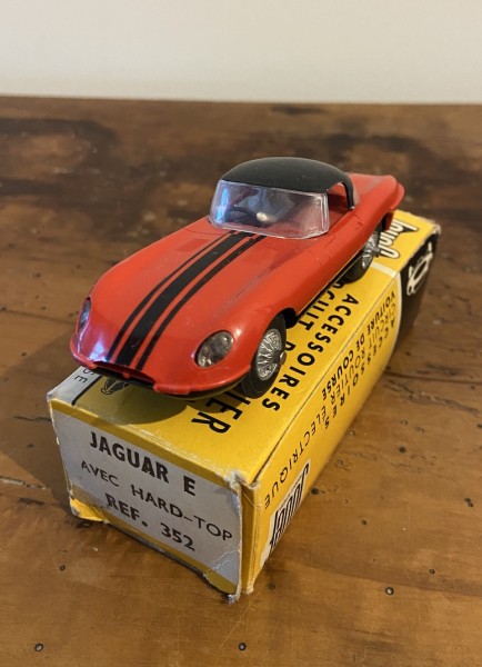 JAGUAR E ROUGE AVEC HARD TOP TAMPOGRAFIEE RÉF 352 JOUEF