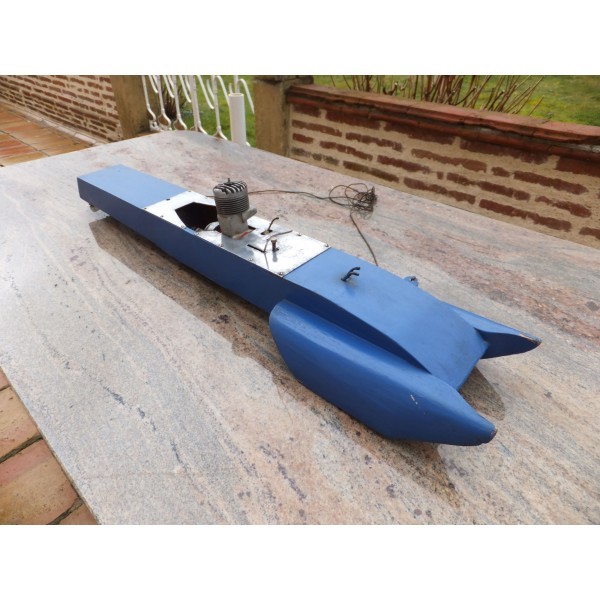 Tether Boat, hydroglisseur racer Hydroplane. Model airplane engine.