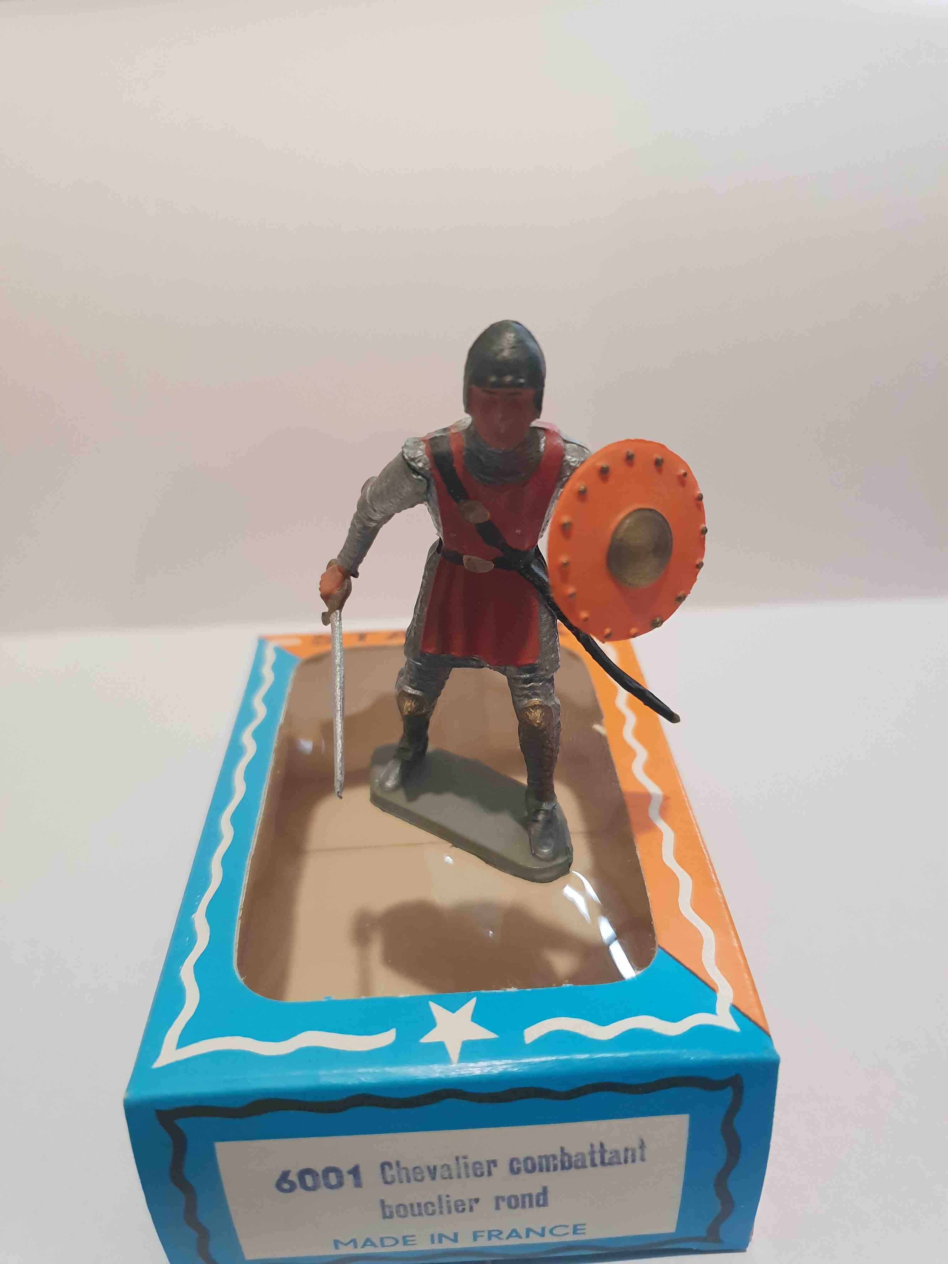 CHEVALIER COMBATTANT AVEC BOUCLIER PIEDS GRIS STARLUX MOYEN ÂGE RÉF 6001