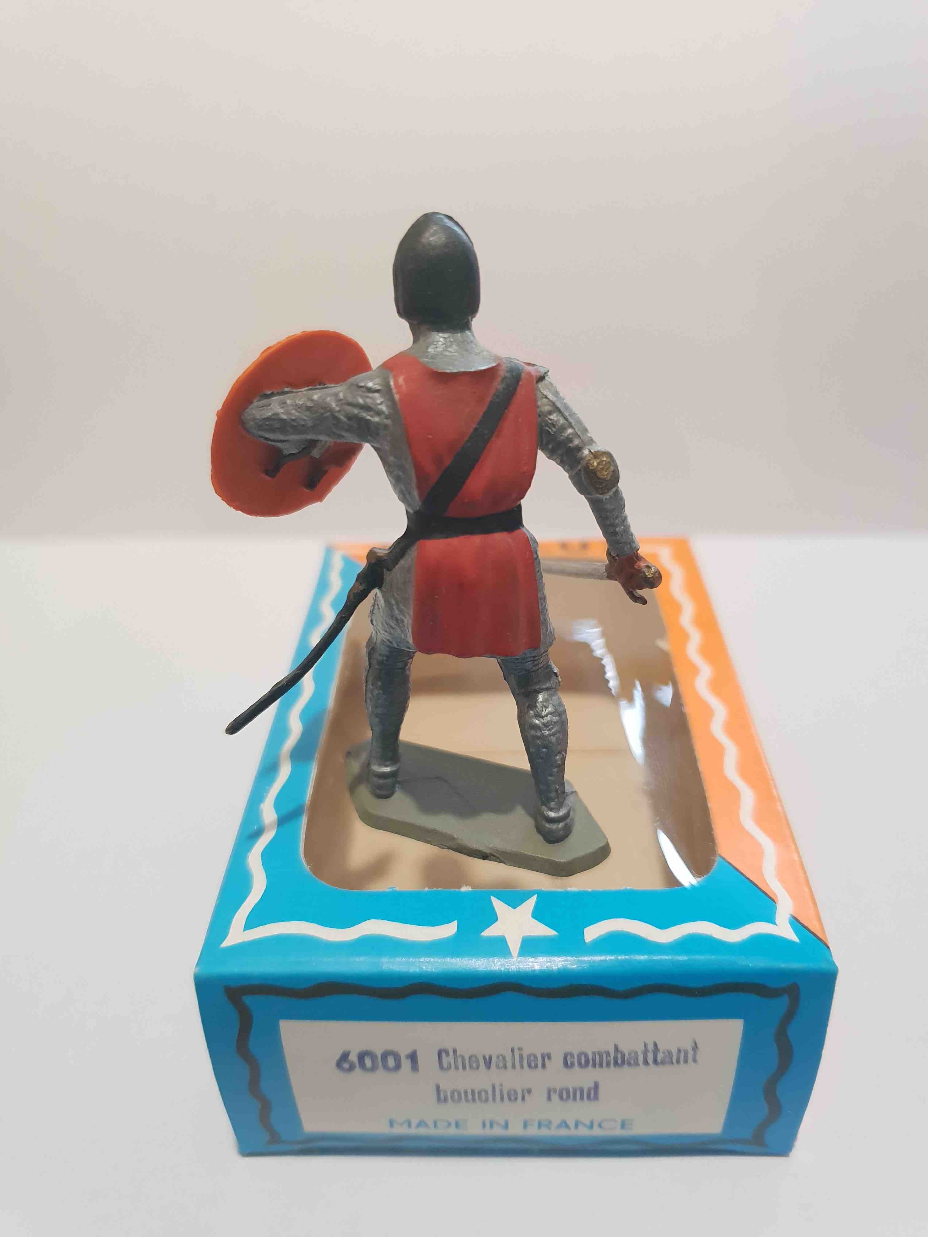 CHEVALIER COMBATTANT AVEC BOUCLIER PIEDS GRIS STARLUX MOYEN ÂGE RÉF 6001