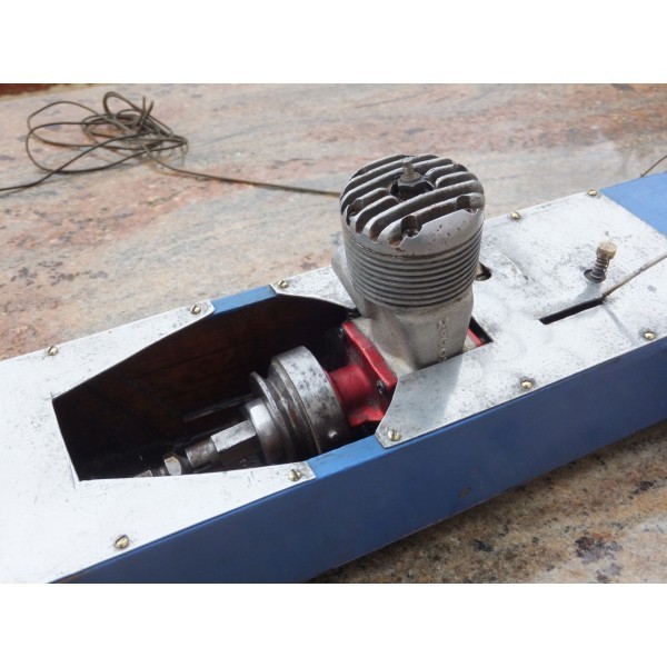 Tether Boat, hydroglisseur racer Hydroplane. Model airplane engine.