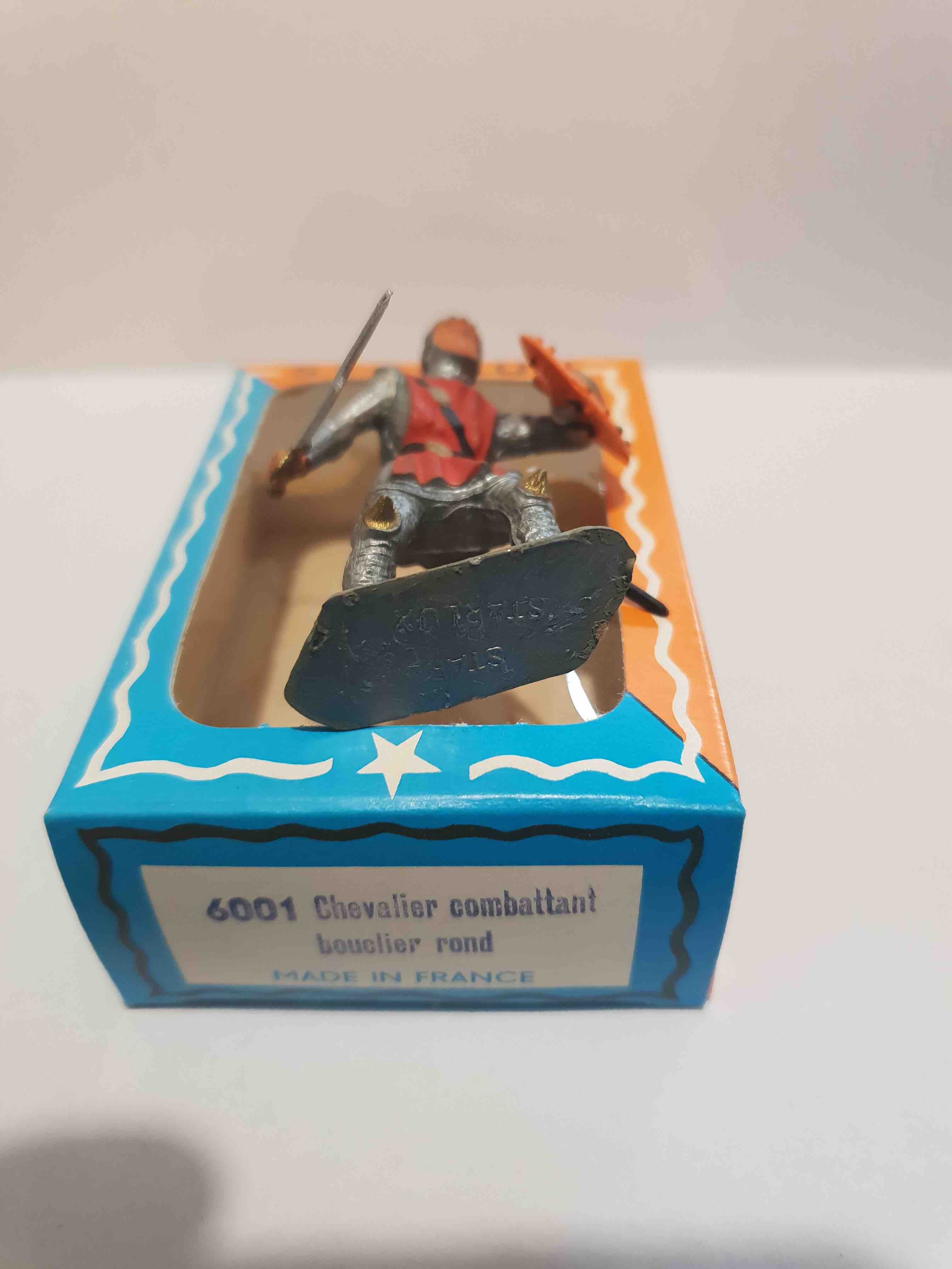 CHEVALIER COMBATTANT AVEC BOUCLIER PIEDS GRIS STARLUX MOYEN ÂGE RÉF 6001