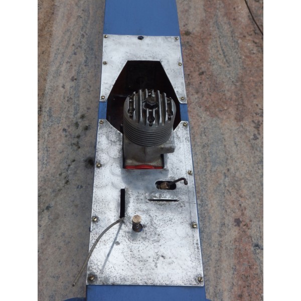 Tether Boat, hydroglisseur racer Hydroplane. Model airplane engine.