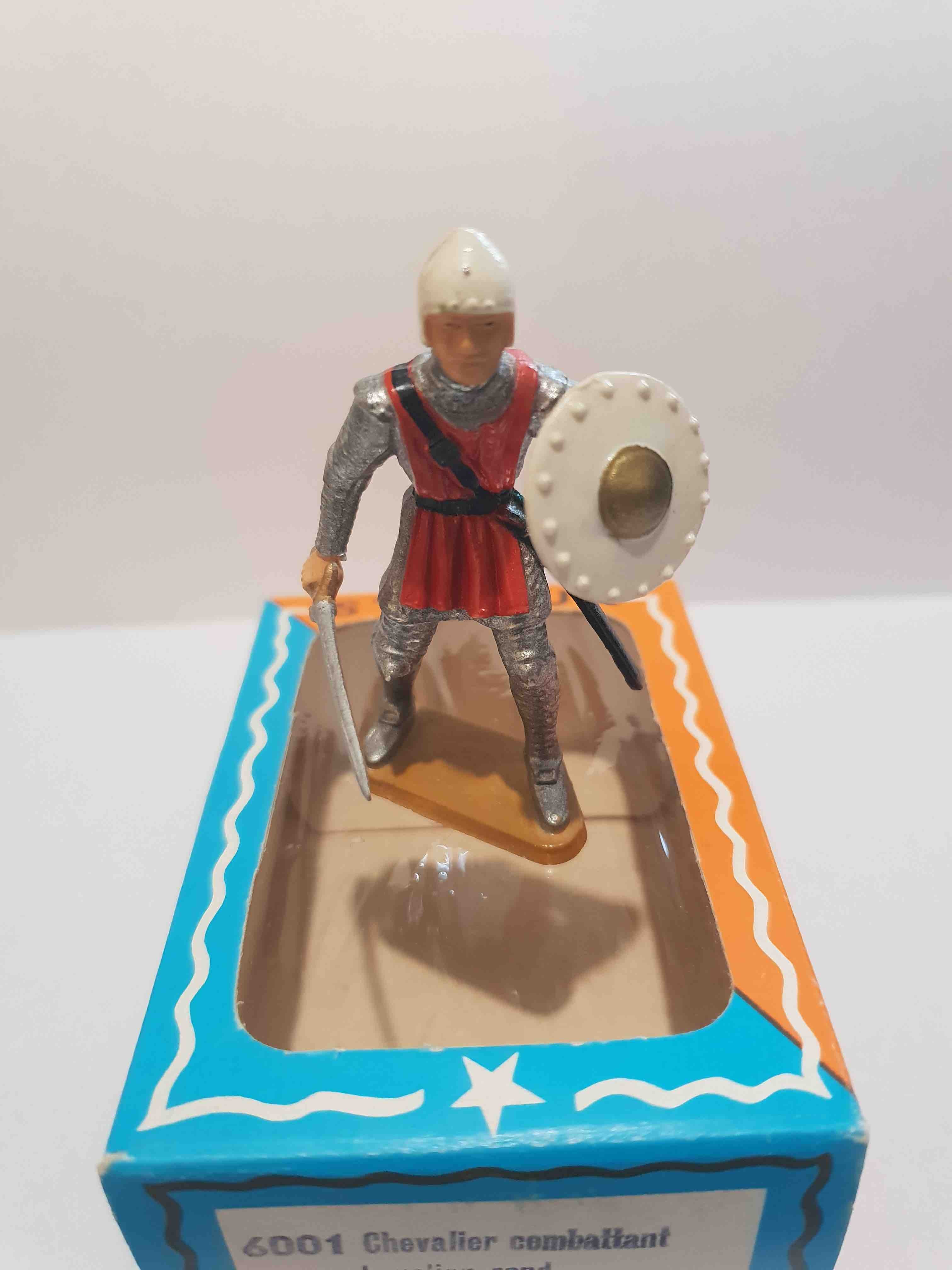 CHEVALIER COMBATTANT AVEC BOUCLIER PIEDS BLANC STARLUX MOYEN ÂGE RÉF 6001