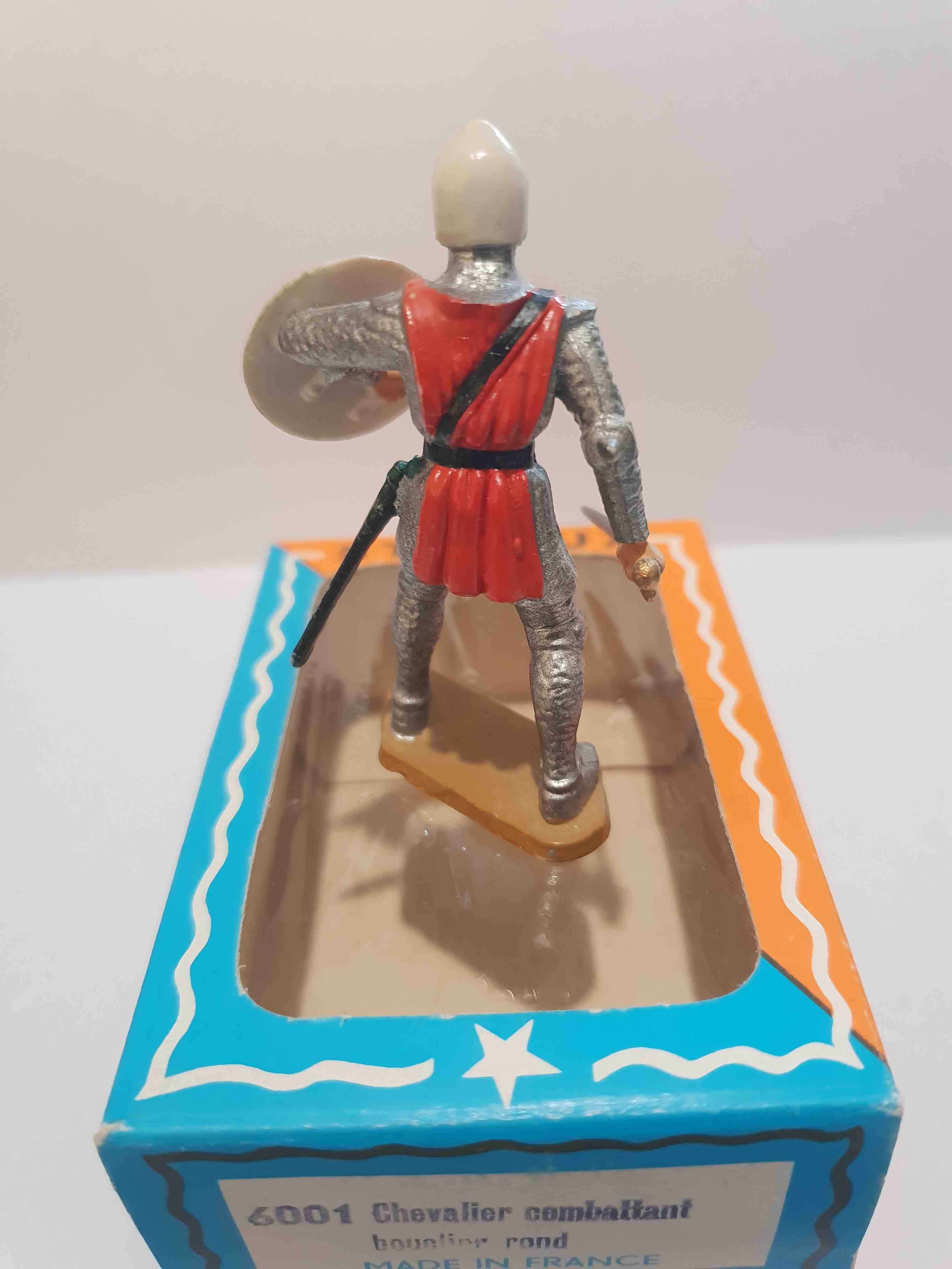 CHEVALIER COMBATTANT AVEC BOUCLIER PIEDS BLANC STARLUX MOYEN ÂGE RÉF 6001