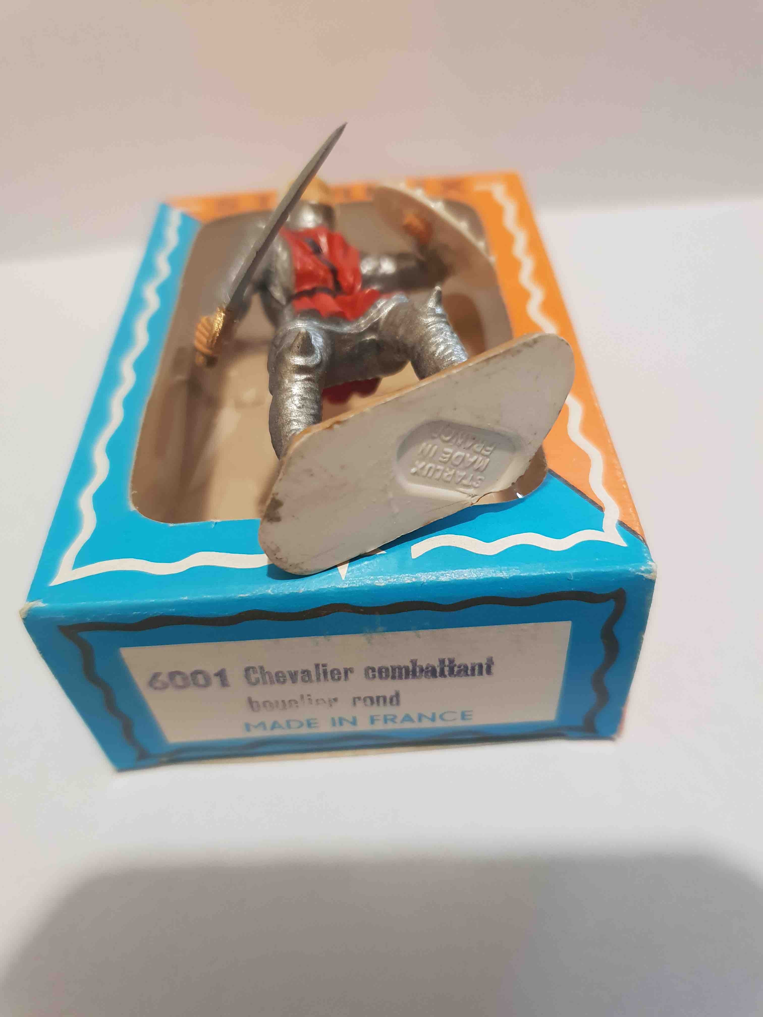 CHEVALIER COMBATTANT AVEC BOUCLIER PIEDS BLANC STARLUX MOYEN ÂGE RÉF 6001