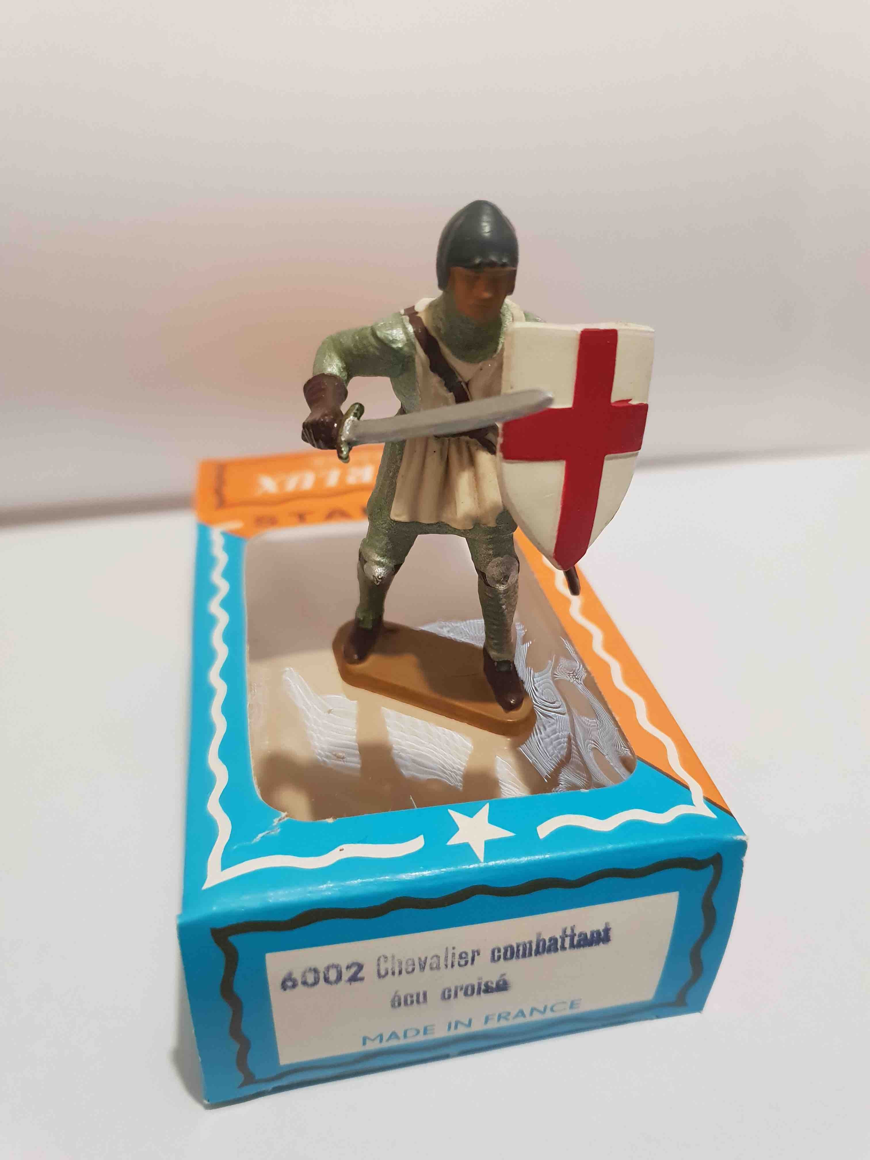 CHEVALIER COMBATTANT AVEC ÉCU CROISÉ PIEDS BLANC STARLUX MOYEN ÂGE RÉF 6002