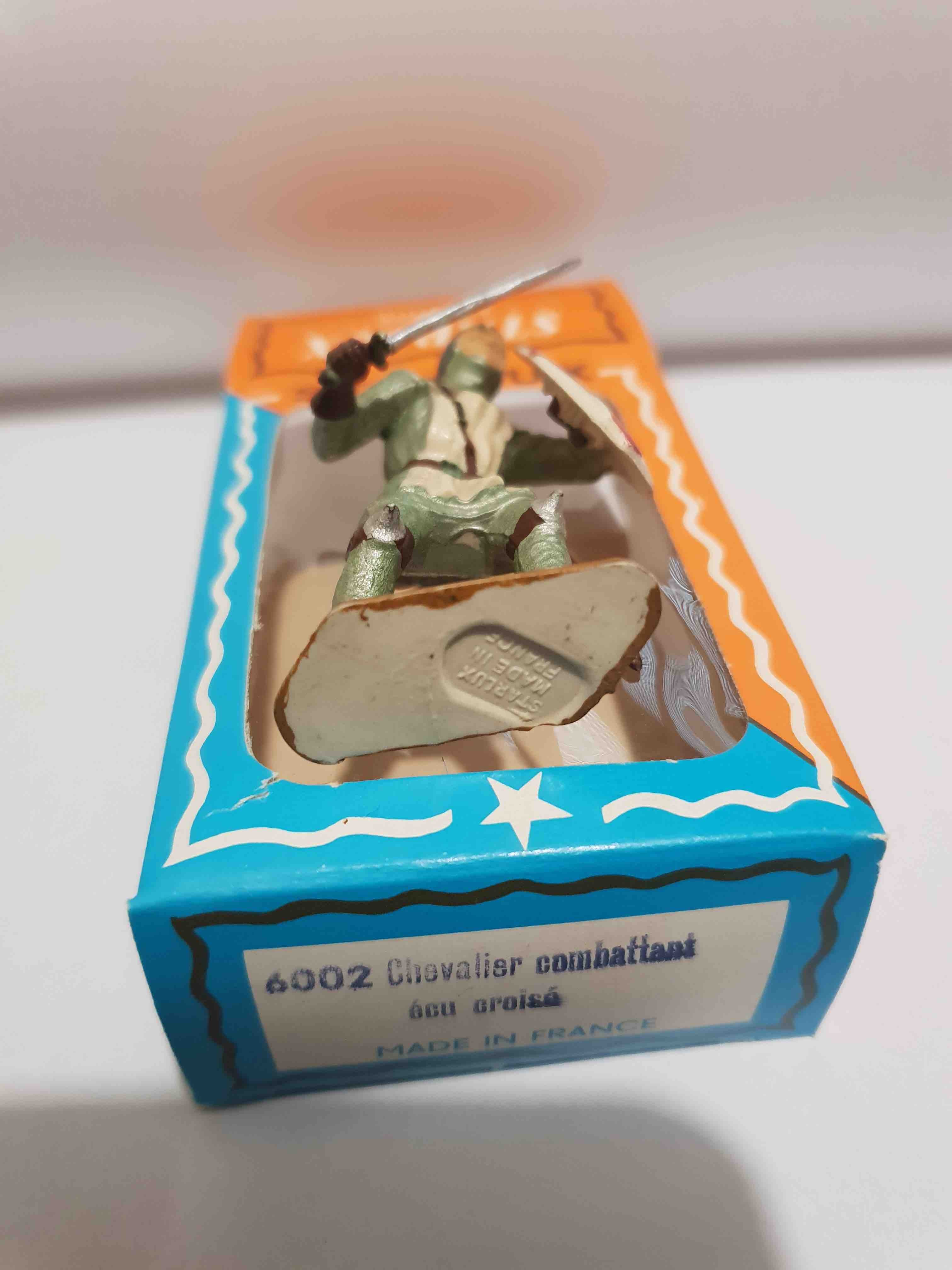 CHEVALIER COMBATTANT AVEC ÉCU CROISÉ PIEDS BLANC STARLUX MOYEN ÂGE RÉF 6002