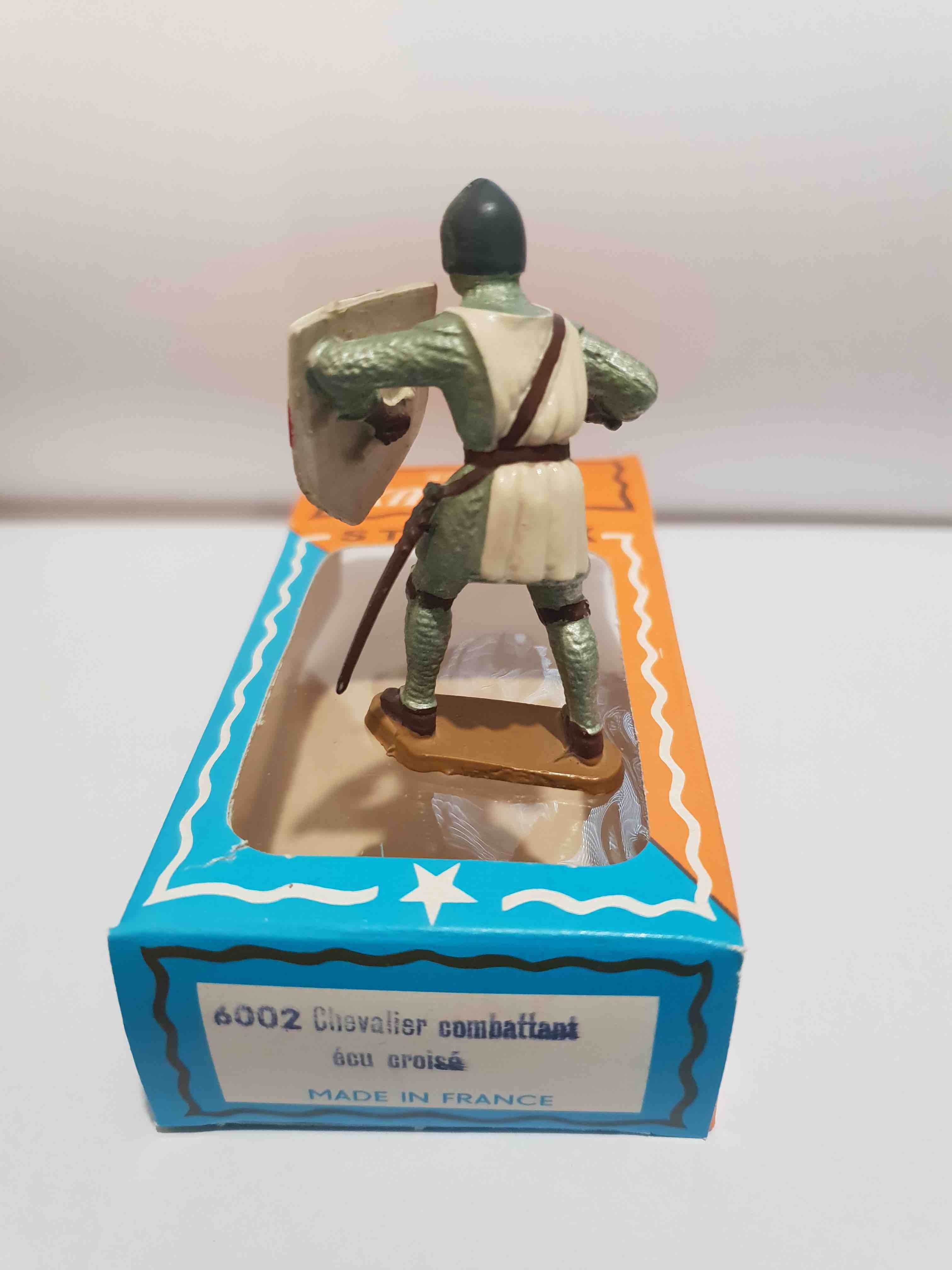 CHEVALIER COMBATTANT AVEC ÉCU CROISÉ PIEDS BLANC STARLUX MOYEN ÂGE RÉF 6002