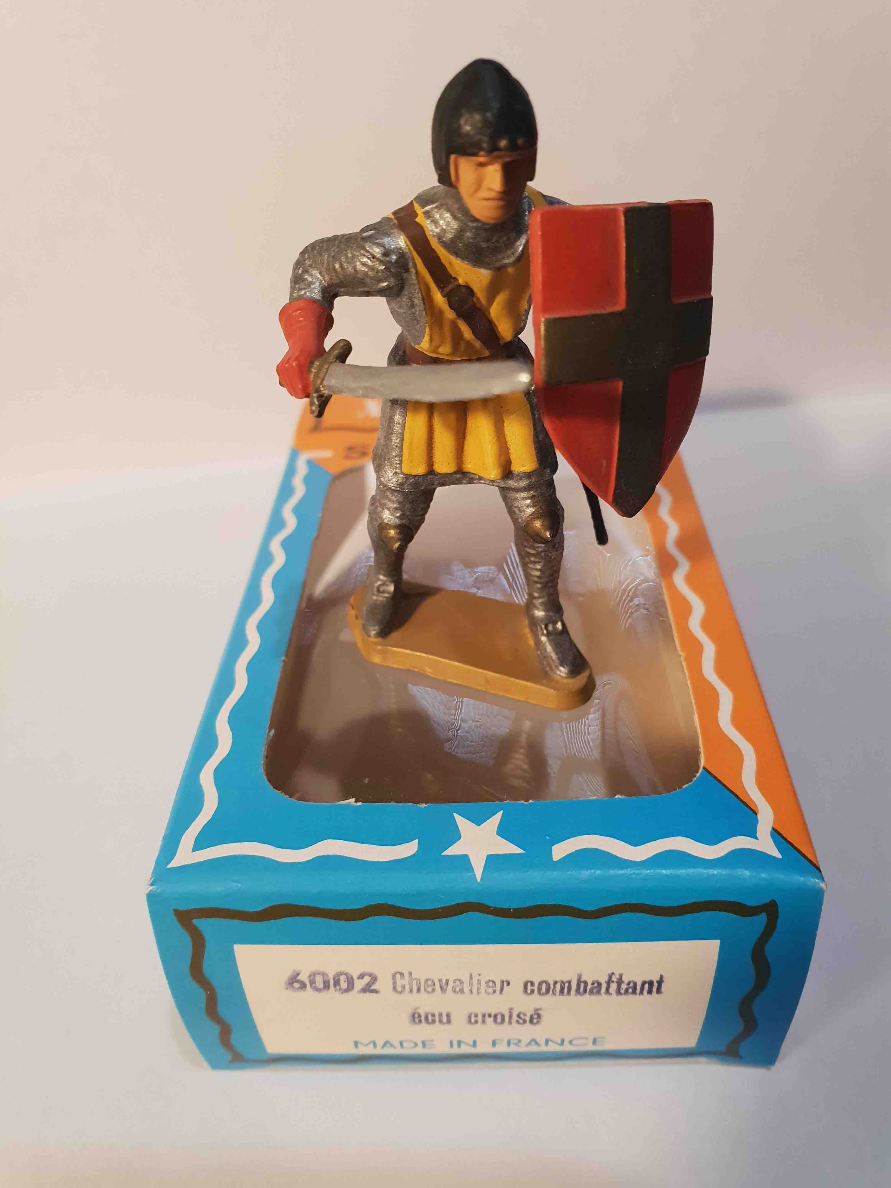 CHEVALIER COMBATTANT AVEC ÉCU CROISÉ PIEDS BLANC STARLUX MOYEN ÂGE RÉF 6002