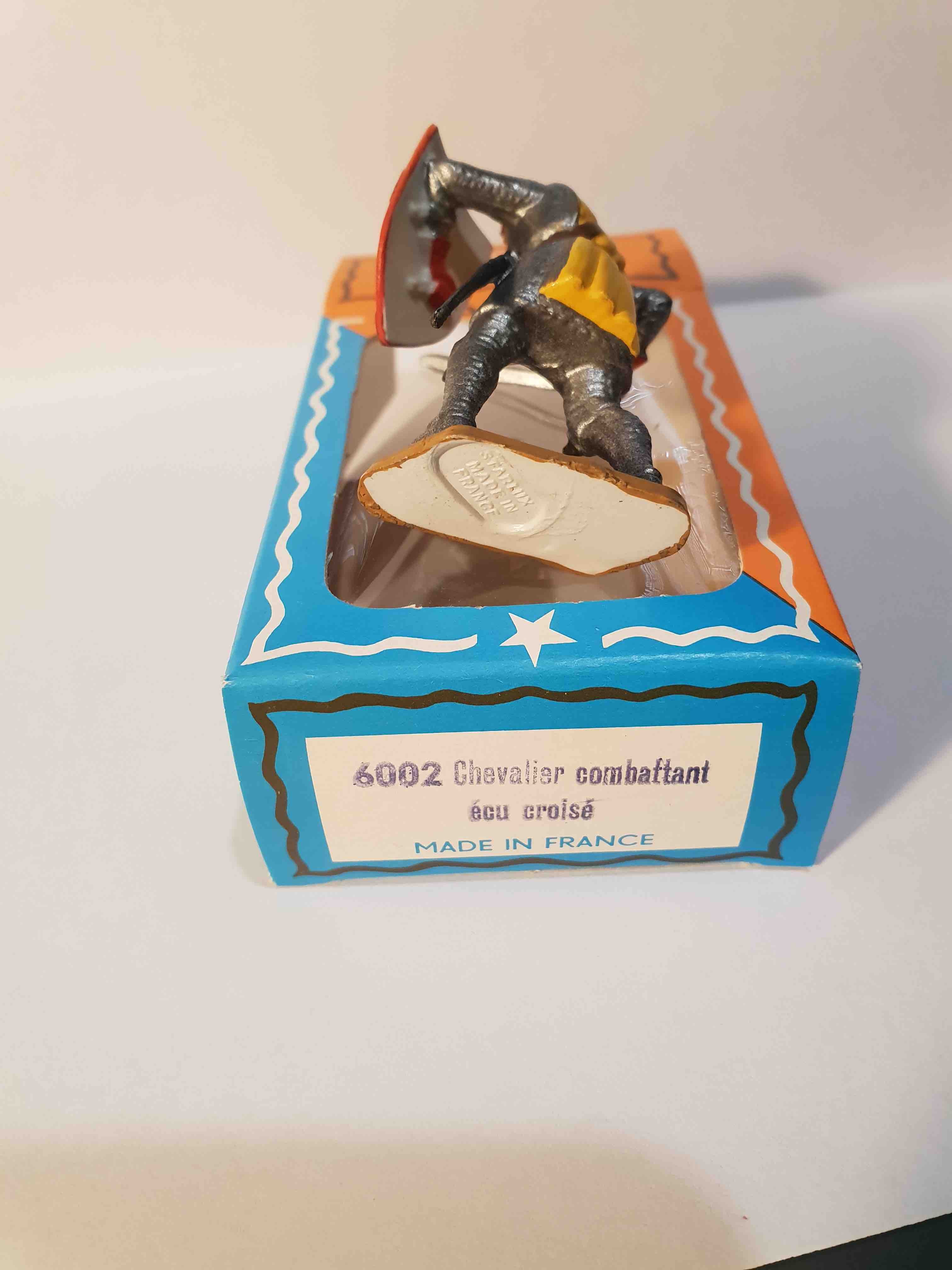 CHEVALIER COMBATTANT AVEC ÉCU CROISÉ PIEDS BLANC STARLUX MOYEN ÂGE RÉF 6002