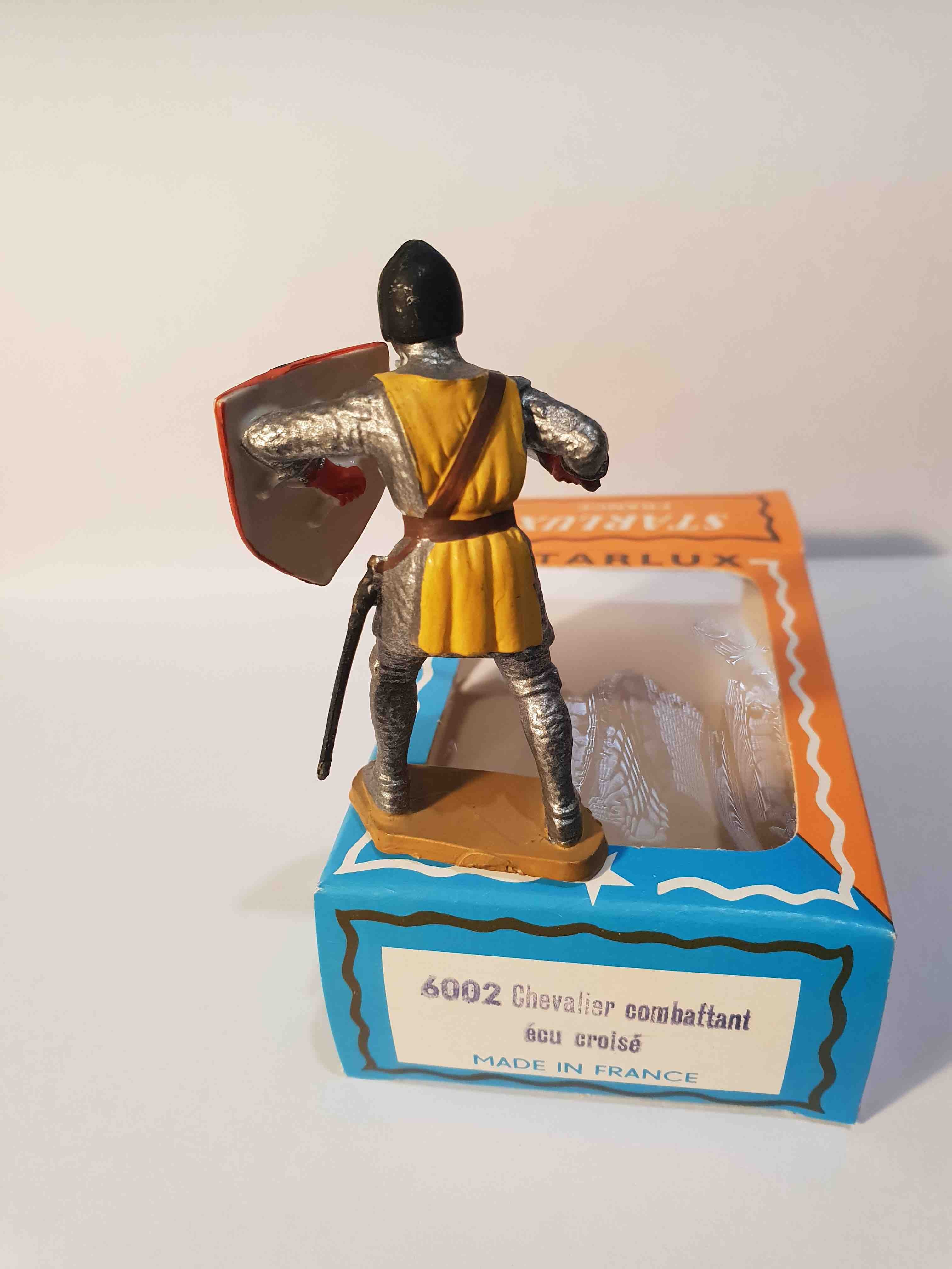 CHEVALIER COMBATTANT AVEC ÉCU CROISÉ PIEDS BLANC STARLUX MOYEN ÂGE RÉF 6002