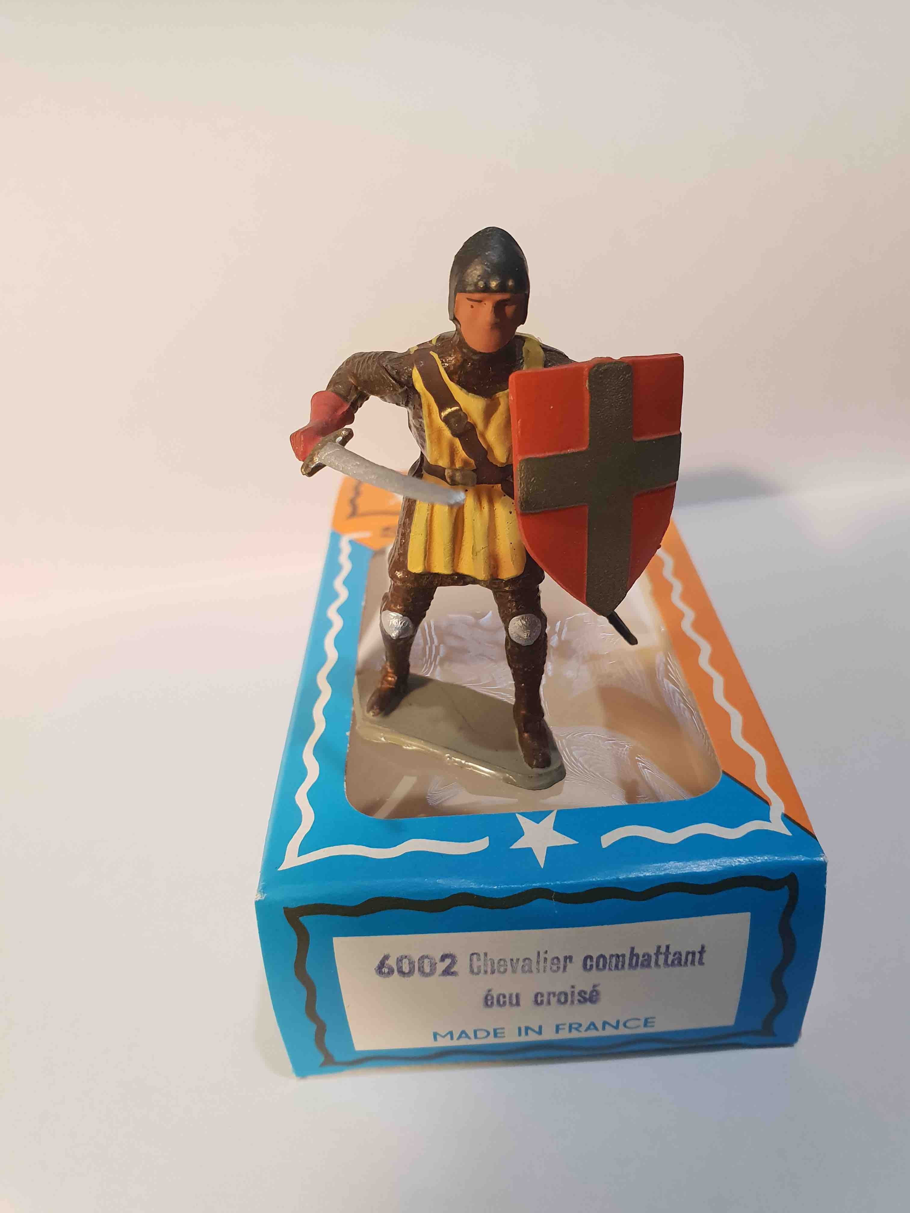 CHEVALIER COMBATTANT AVEC ÉCU CROISÉ PIEDS OR STARLUX MOYEN ÂGE RÉF 6002