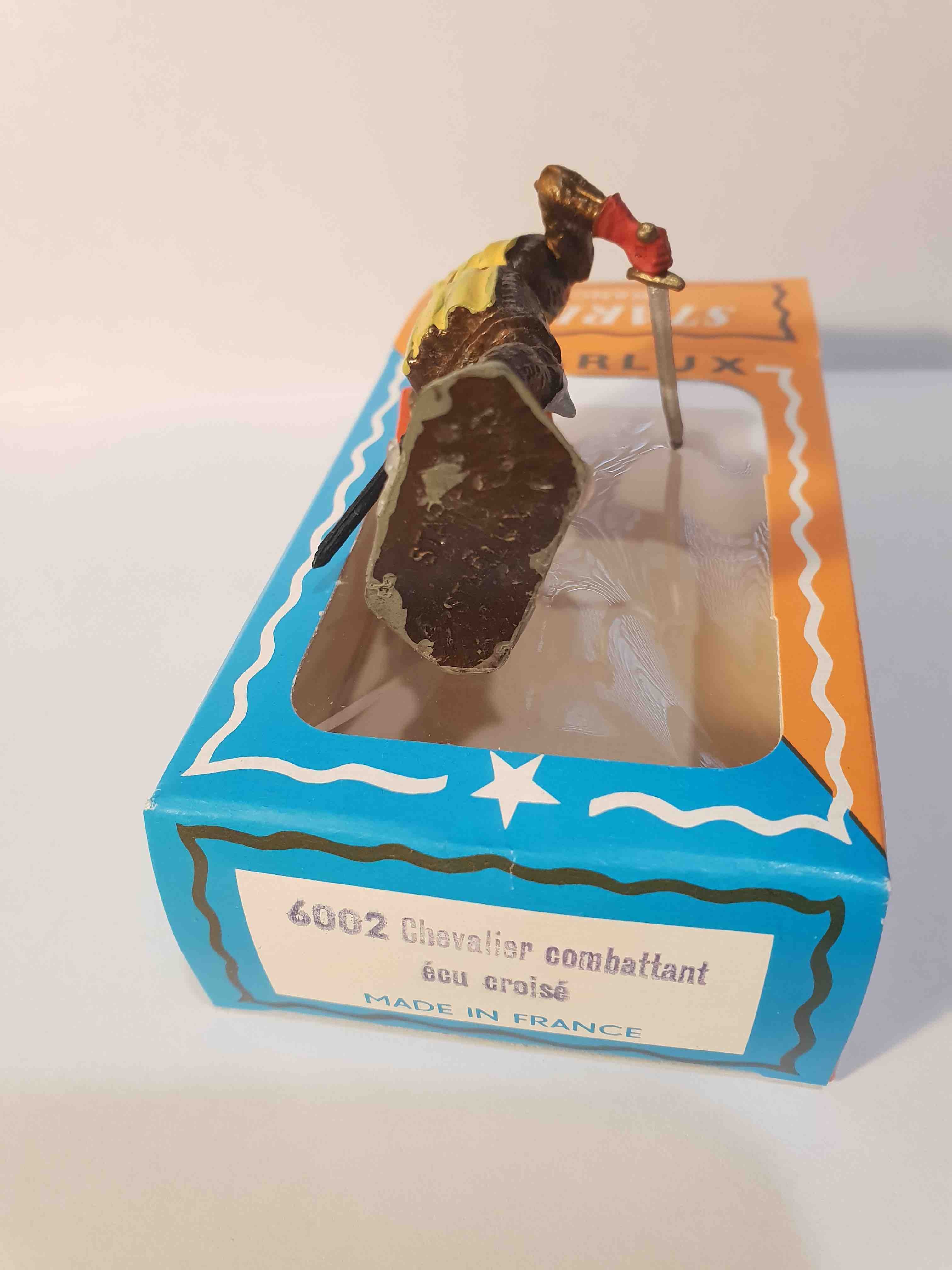 CHEVALIER COMBATTANT AVEC ÉCU CROISÉ PIEDS OR STARLUX MOYEN ÂGE RÉF 6002