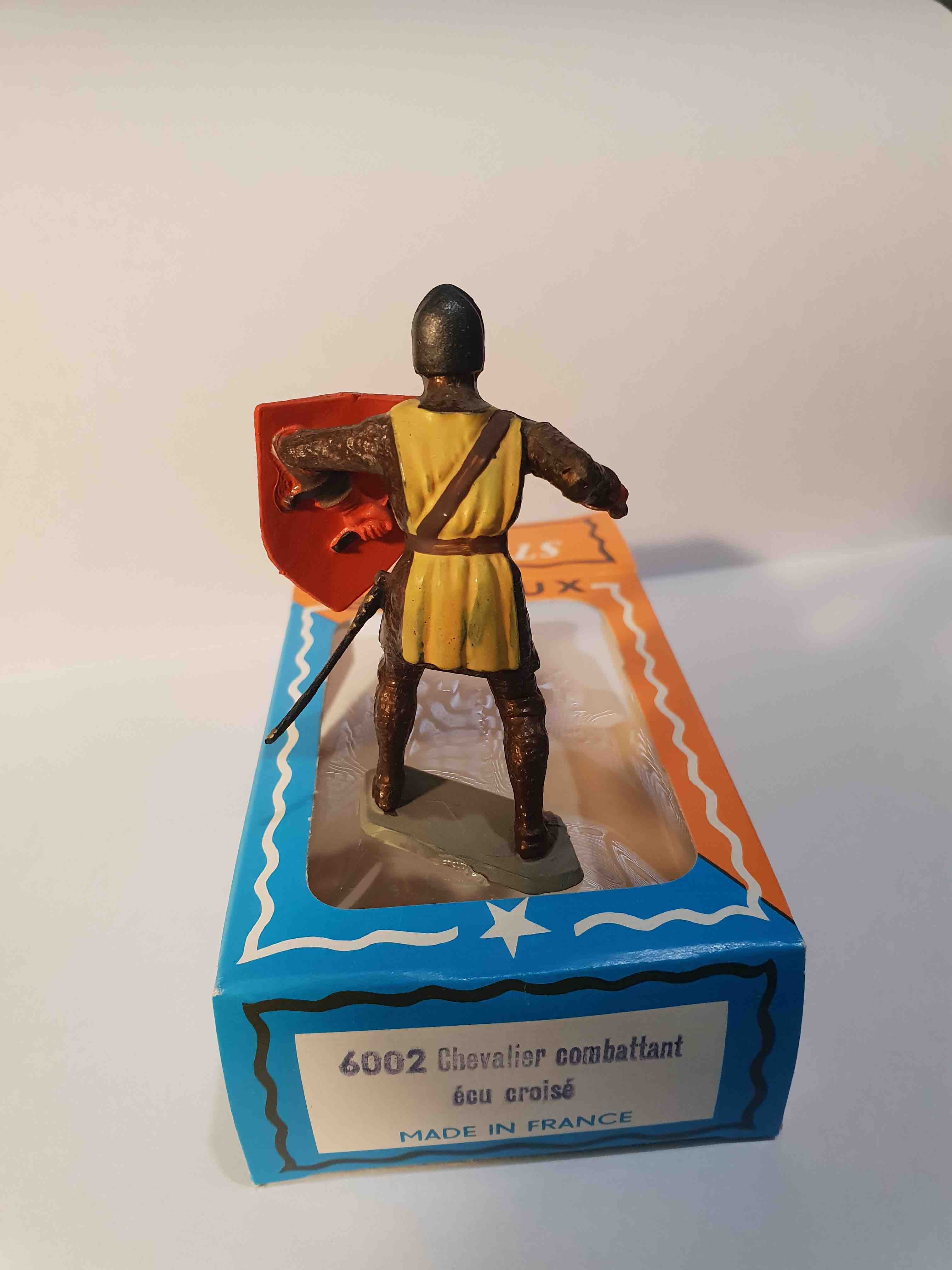 CHEVALIER COMBATTANT AVEC ÉCU CROISÉ PIEDS OR STARLUX MOYEN ÂGE RÉF 6002