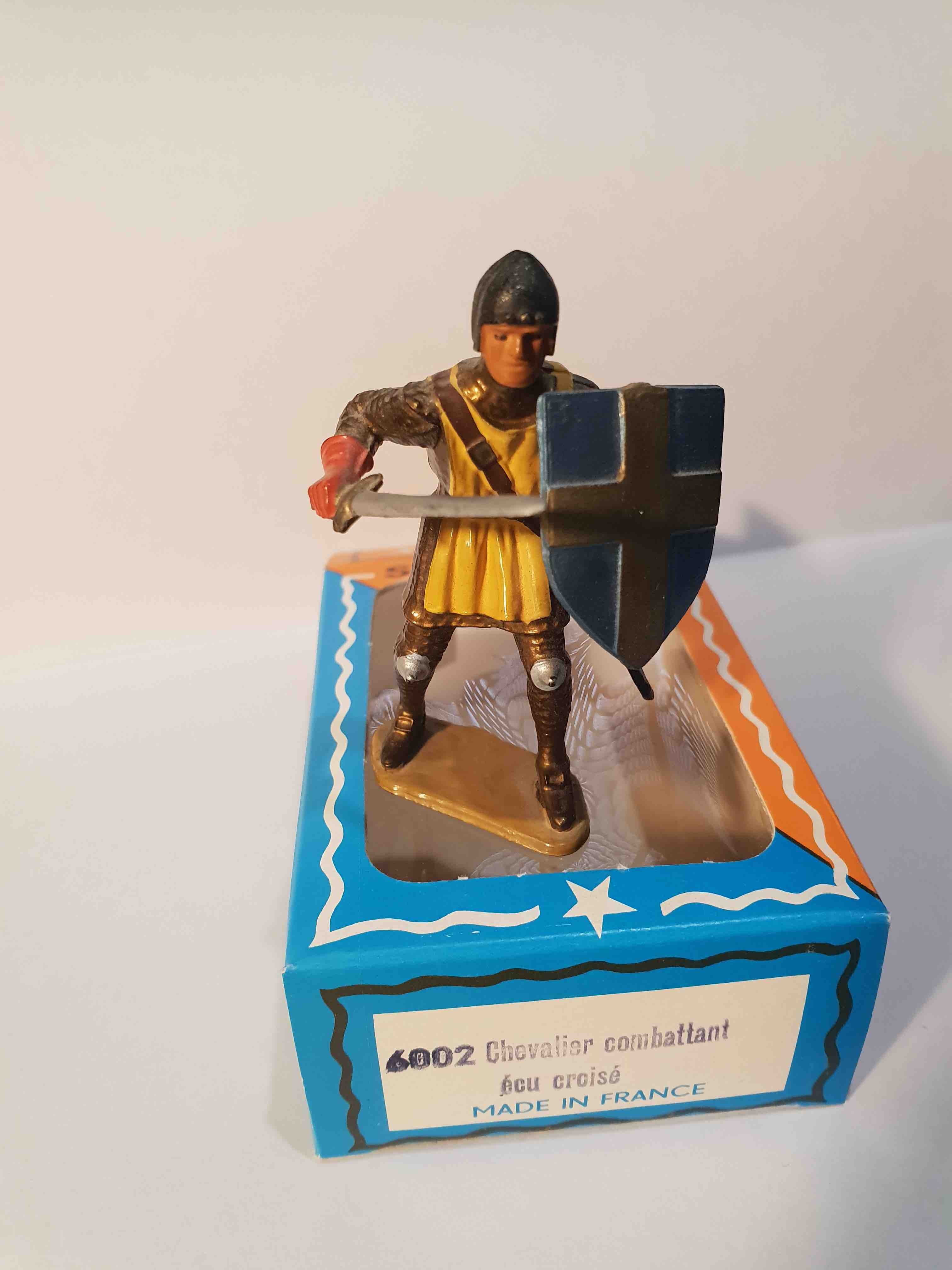 CHEVALIER COMBATTANT AVEC ÉCU CROISÉ PIEDS OR STARLUX MOYEN ÂGE RÉF 6002