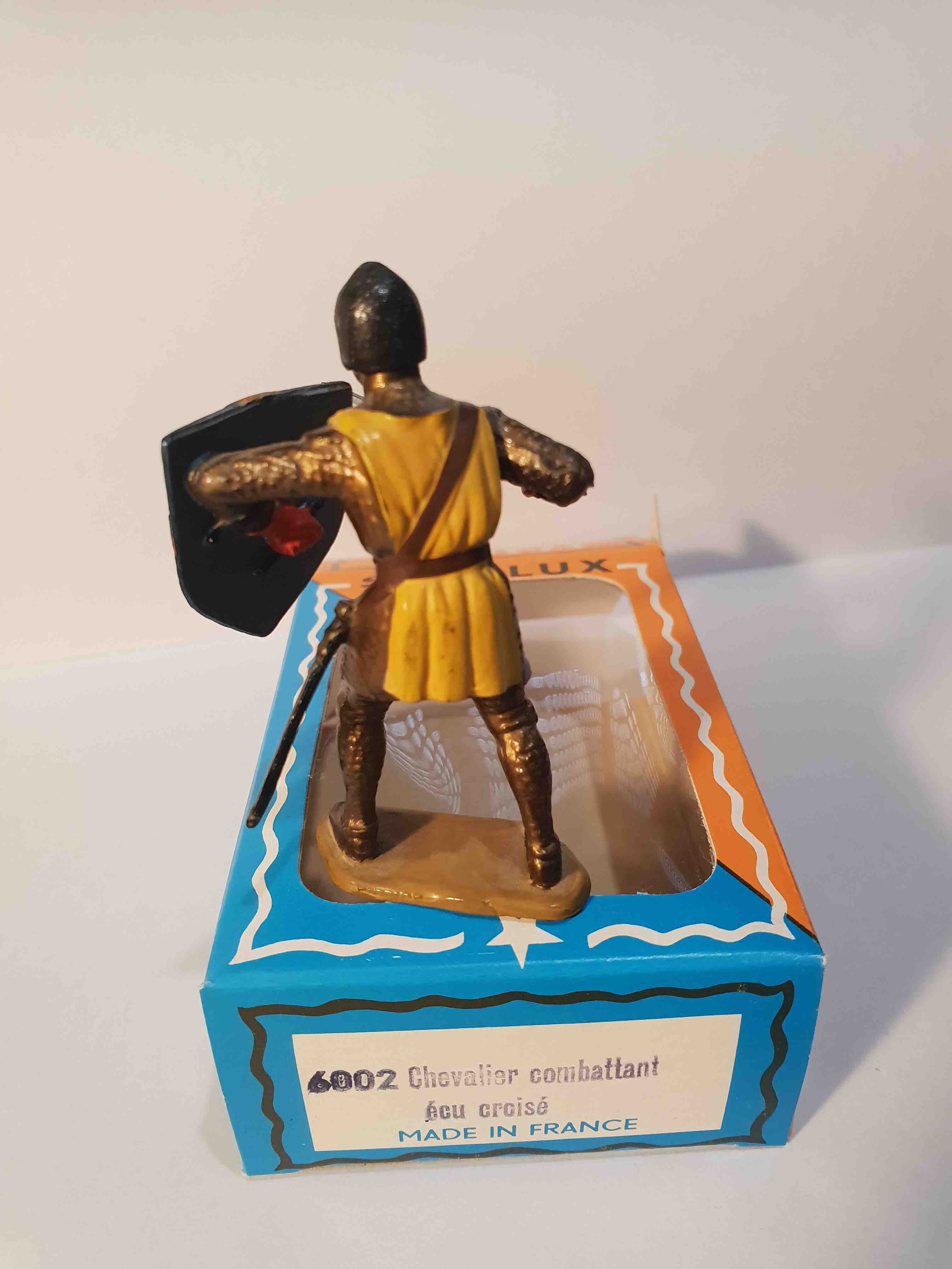 CHEVALIER COMBATTANT AVEC ÉCU CROISÉ PIEDS OR STARLUX MOYEN ÂGE RÉF 6002