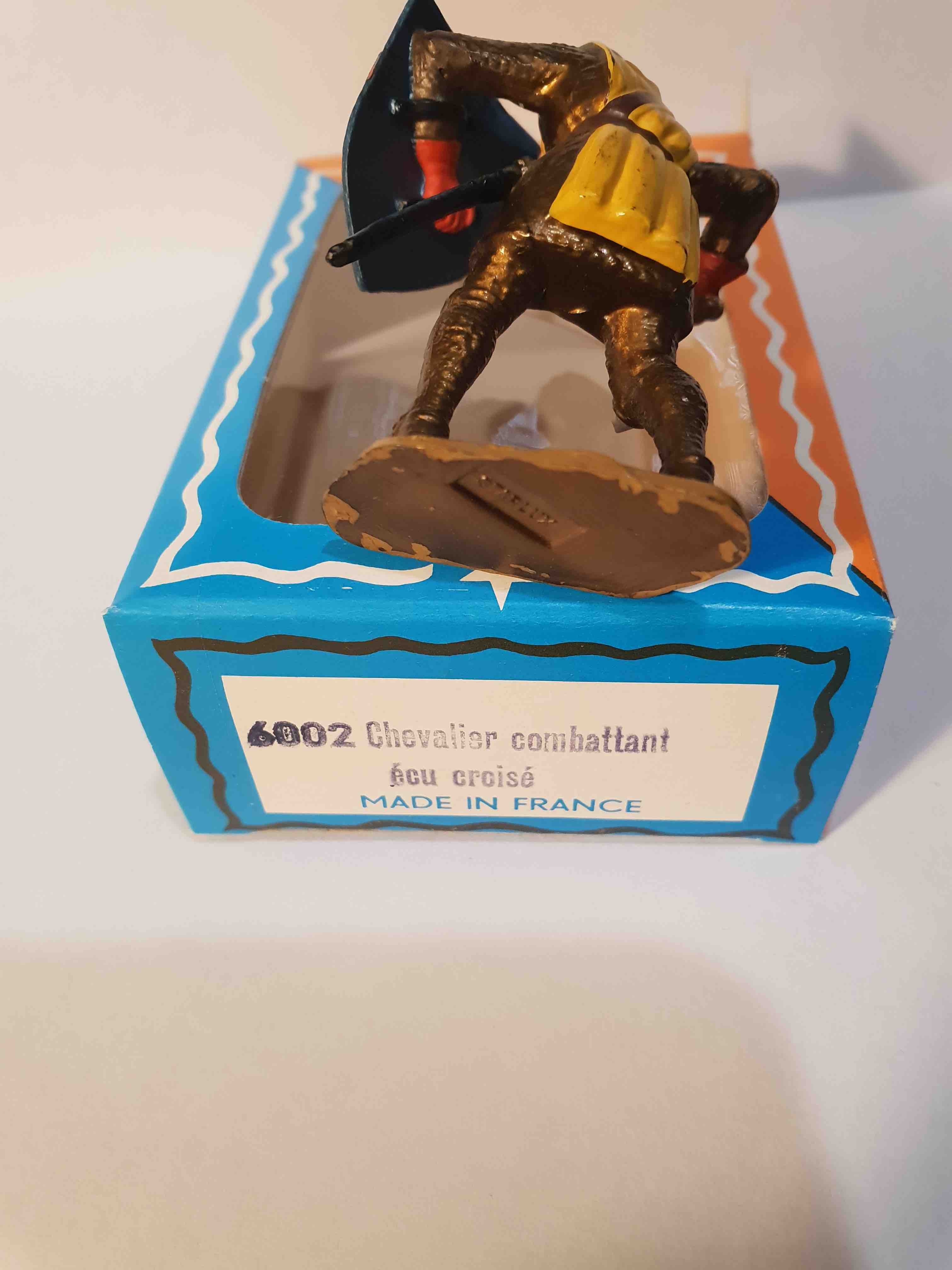 CHEVALIER COMBATTANT AVEC ÉCU CROISÉ PIEDS OR STARLUX MOYEN ÂGE RÉF 6002