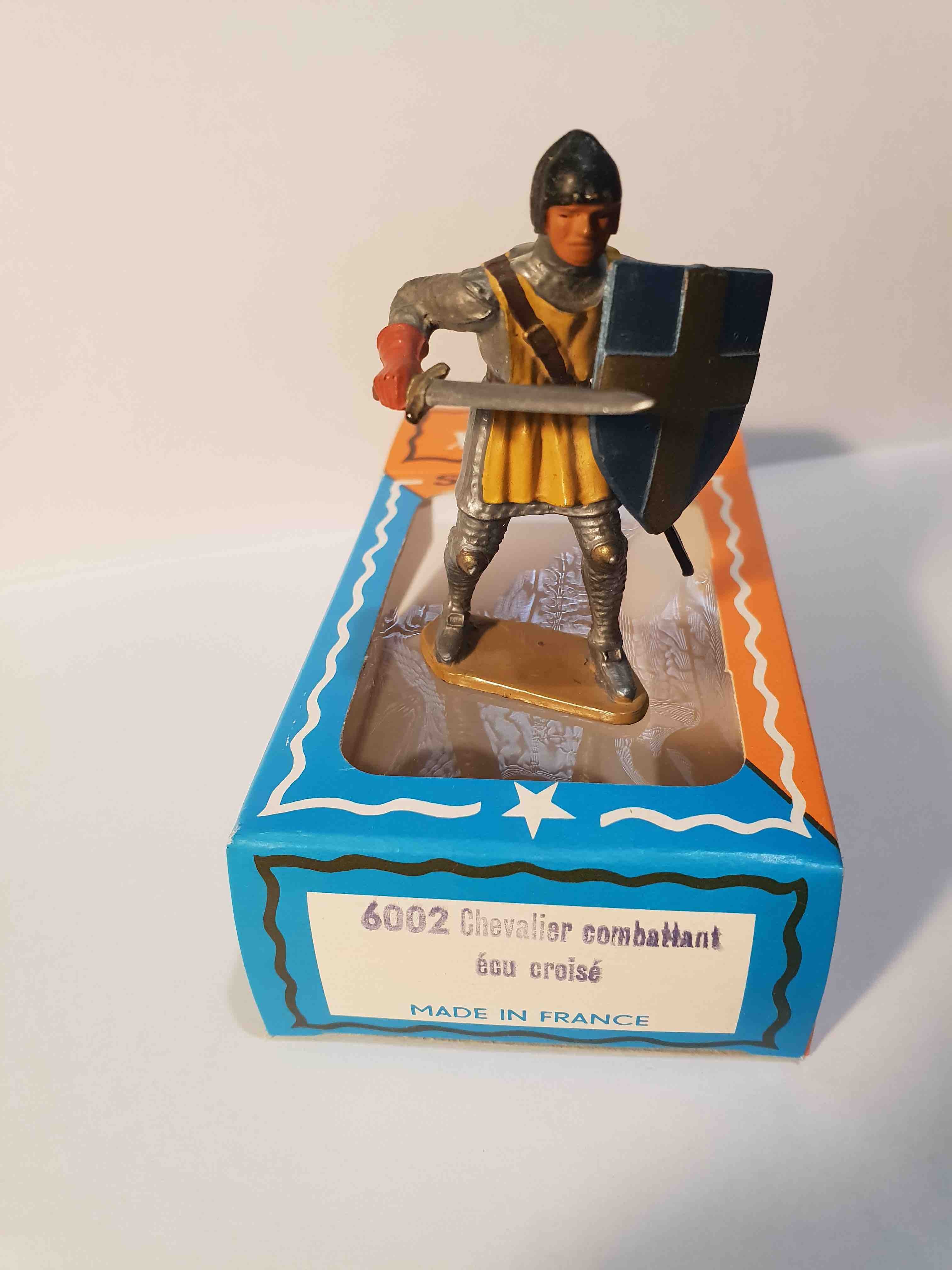 CHEVALIER COMBATTANT AVEC ÉCU CROISÉ PIEDS GRIS STARLUX MOYEN ÂGE RÉF 6002