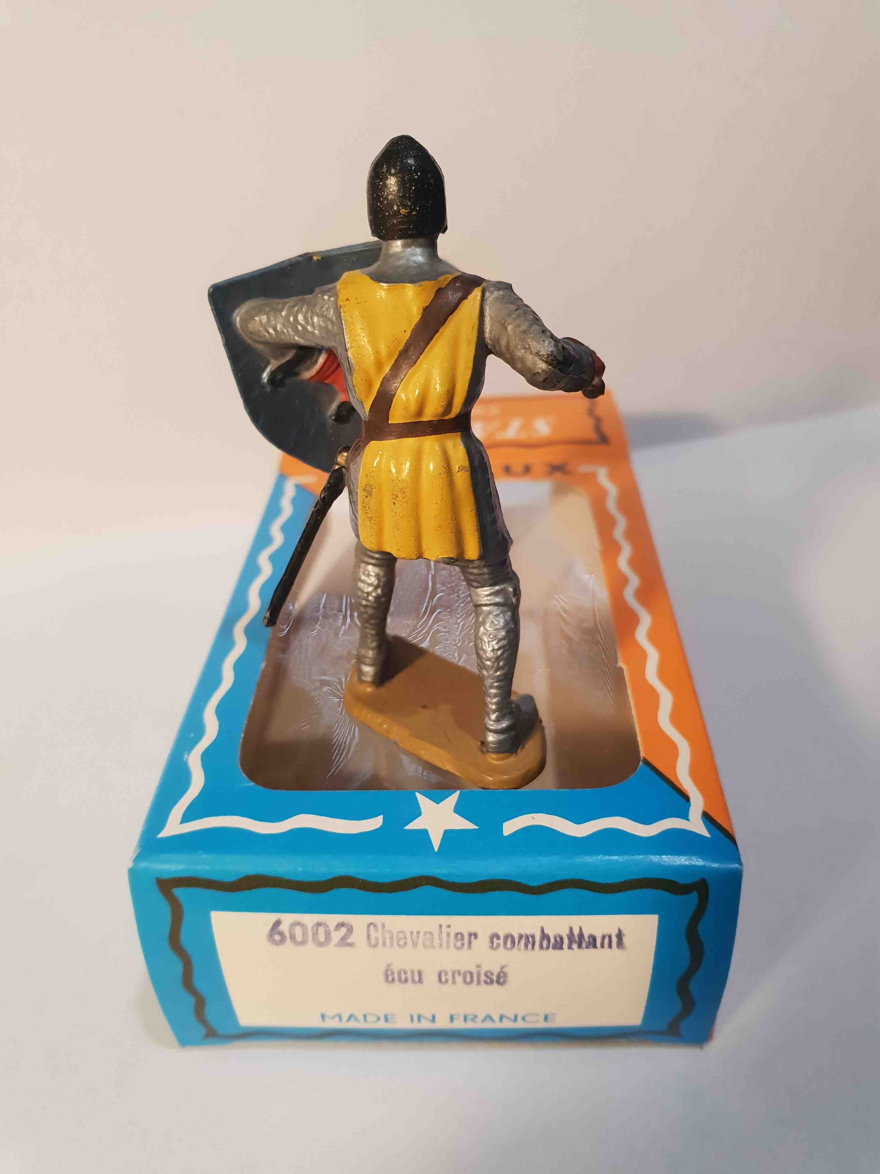 CHEVALIER COMBATTANT AVEC ÉCU CROISÉ PIEDS GRIS STARLUX MOYEN ÂGE RÉF 6002