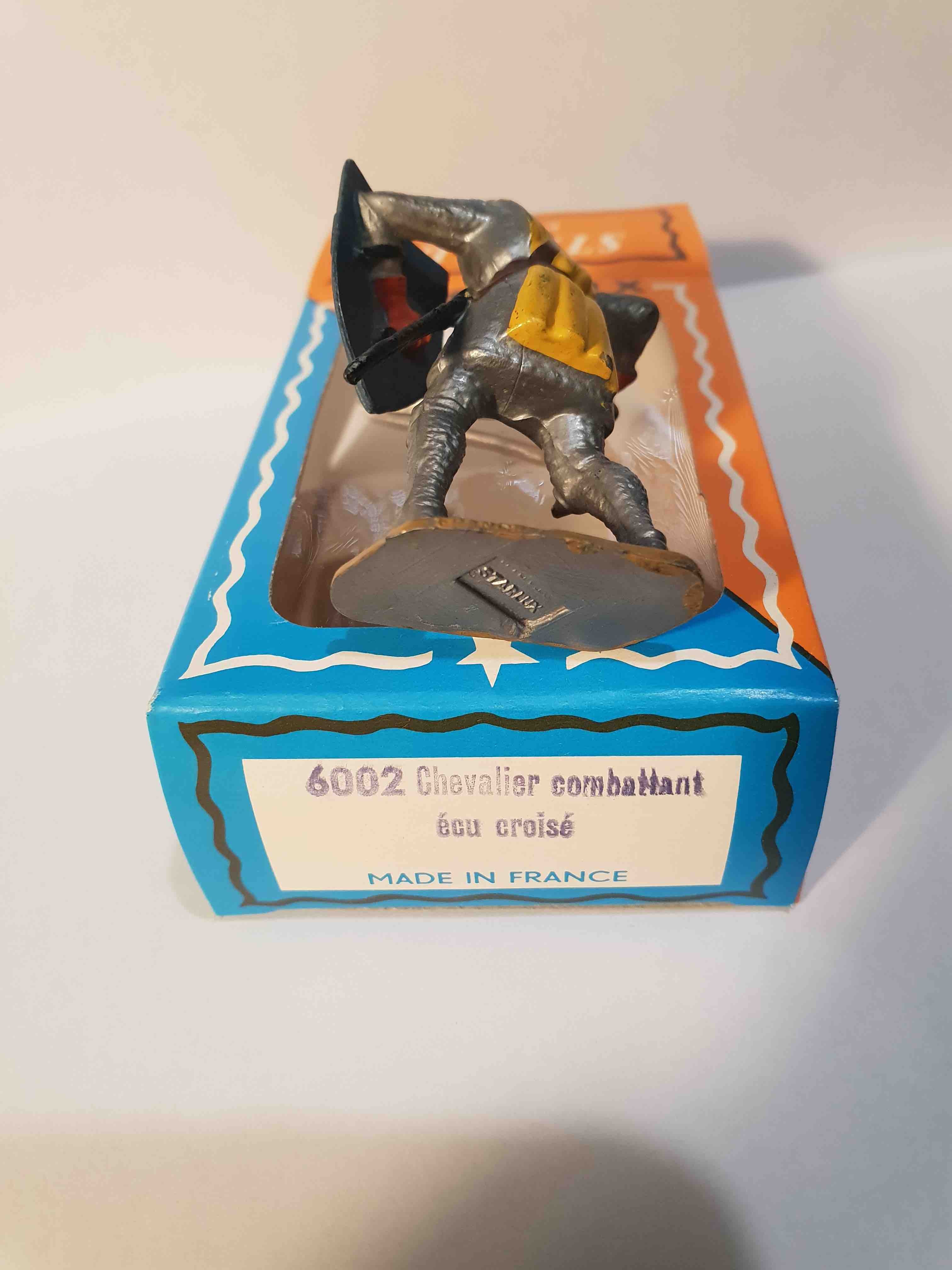 CHEVALIER COMBATTANT AVEC ÉCU CROISÉ PIEDS GRIS STARLUX MOYEN ÂGE RÉF 6002