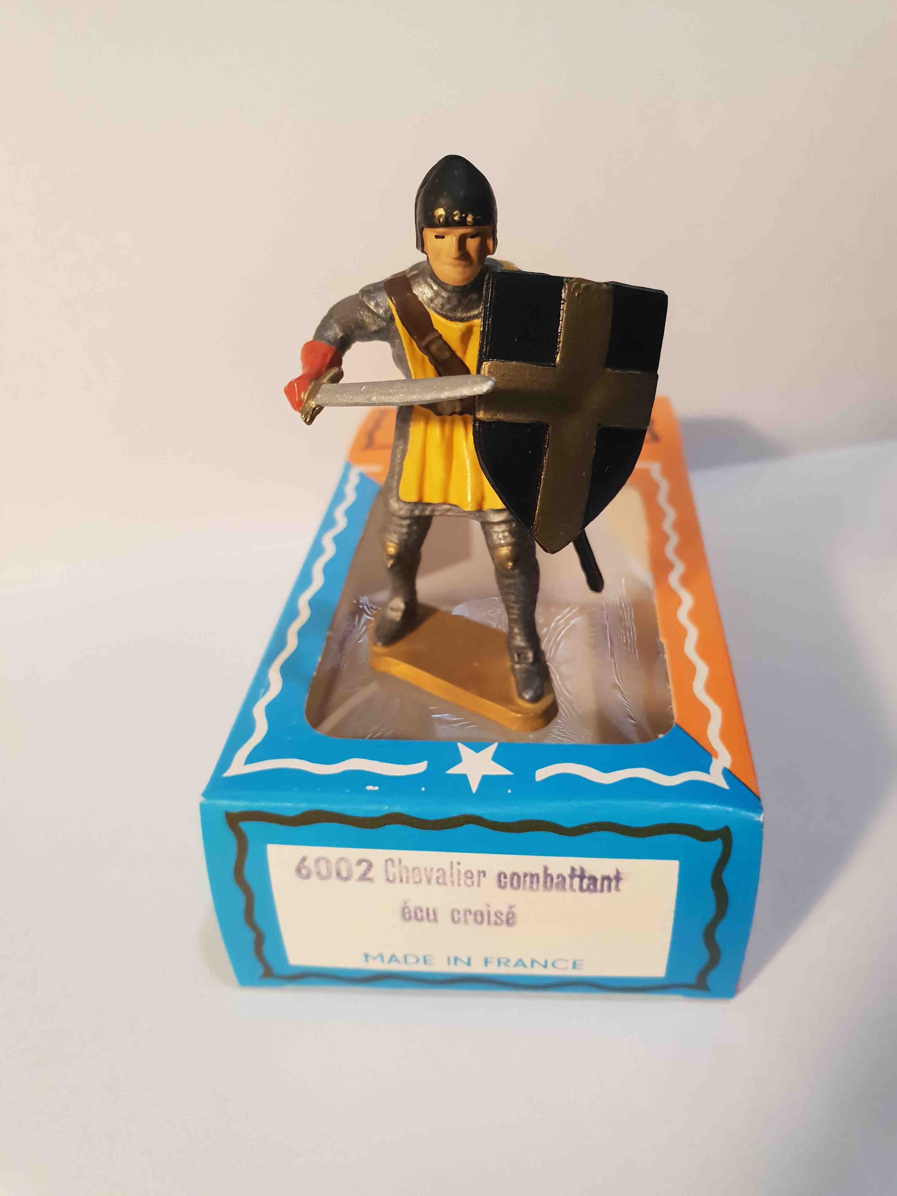 CHEVALIER COMBATTANT AVEC ÉCU CROISÉ PIEDS BLANC STARLUX MOYEN ÂGE RÉF 6002