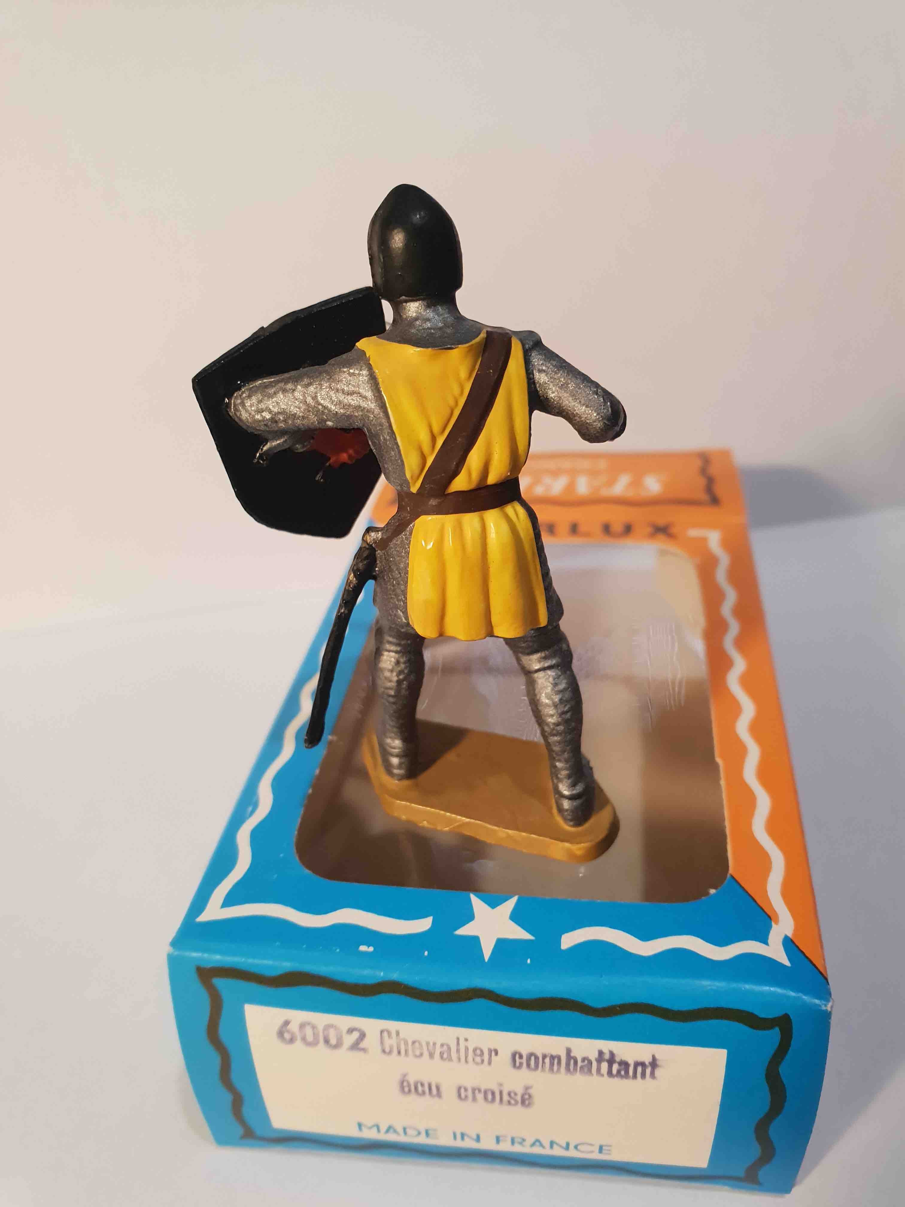 CHEVALIER COMBATTANT AVEC ÉCU CROISÉ PIEDS BLANC STARLUX MOYEN ÂGE RÉF 6002