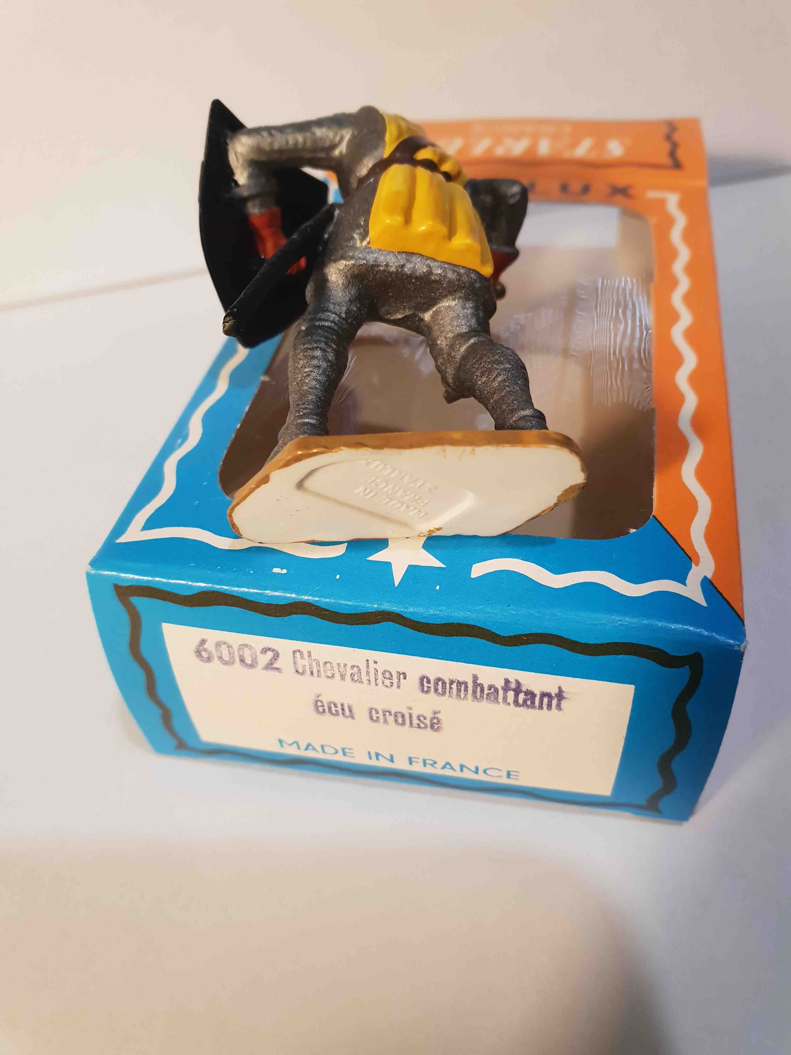 CHEVALIER COMBATTANT AVEC ÉCU CROISÉ PIEDS BLANC STARLUX MOYEN ÂGE RÉF 6002