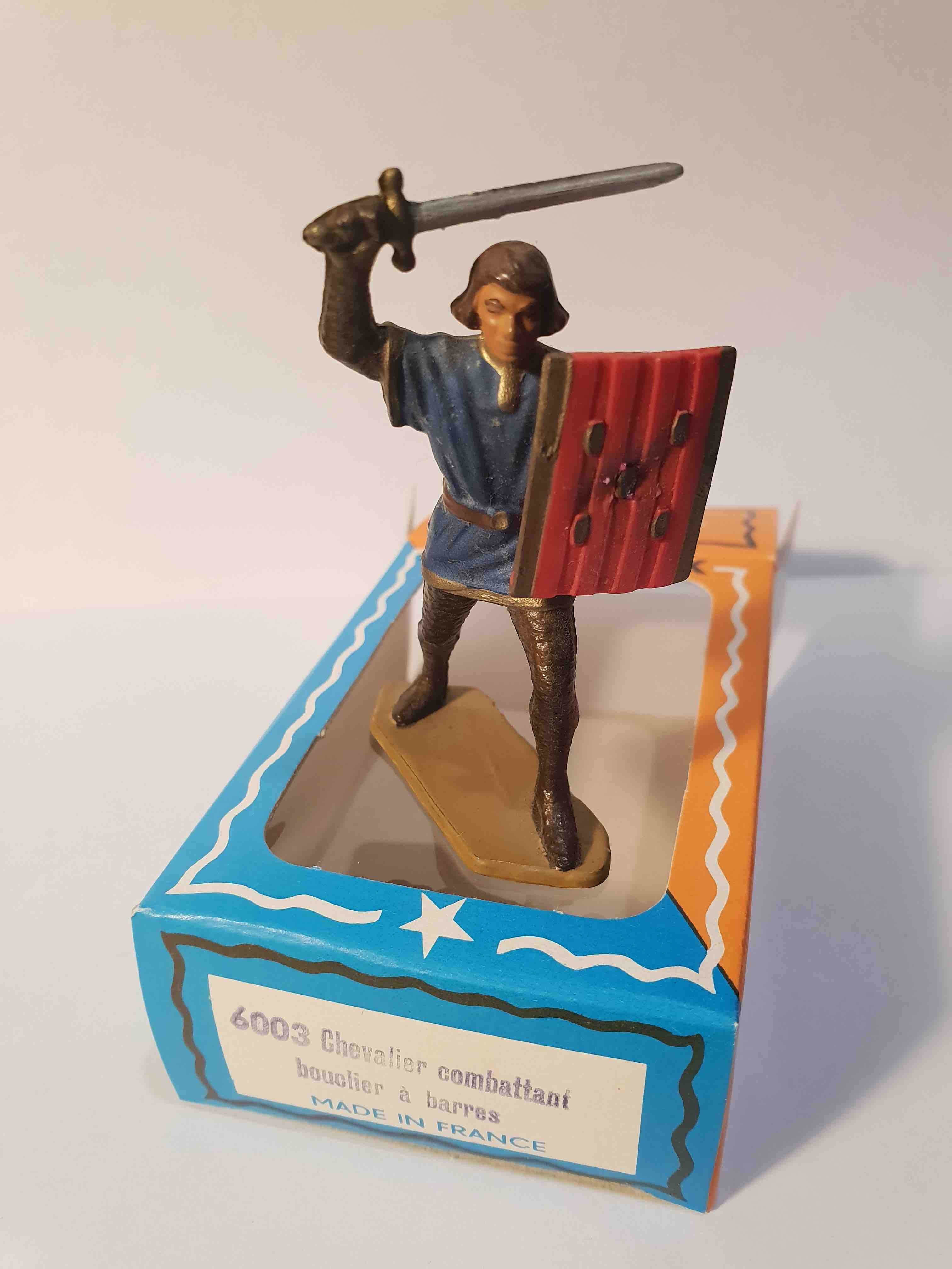 SEIGNEUR COMBATTANT AVEC BOUCLIER À POINTS PIEDS OR STARLUX MOYEN ÂGE RÉF 6003