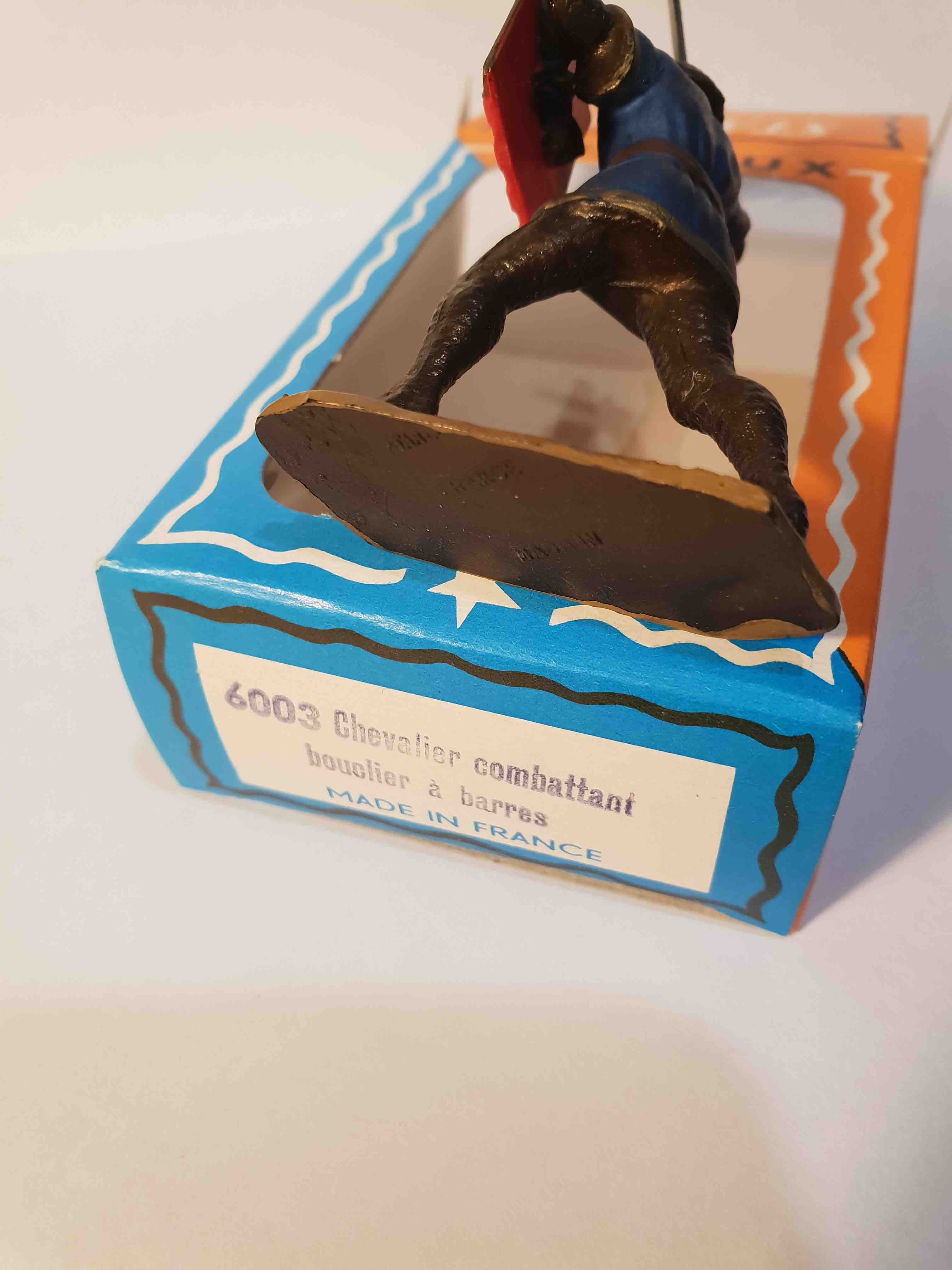 SEIGNEUR COMBATTANT AVEC BOUCLIER À POINTS PIEDS OR STARLUX MOYEN ÂGE RÉF 6003