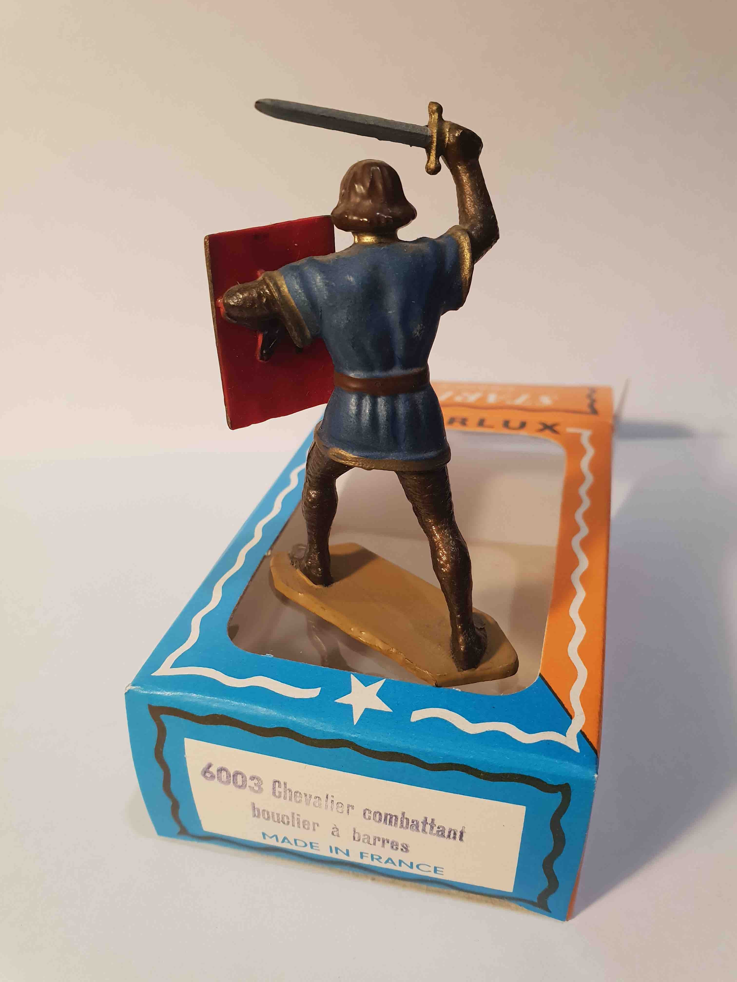 SEIGNEUR COMBATTANT AVEC BOUCLIER À POINTS PIEDS OR STARLUX MOYEN ÂGE RÉF 6003