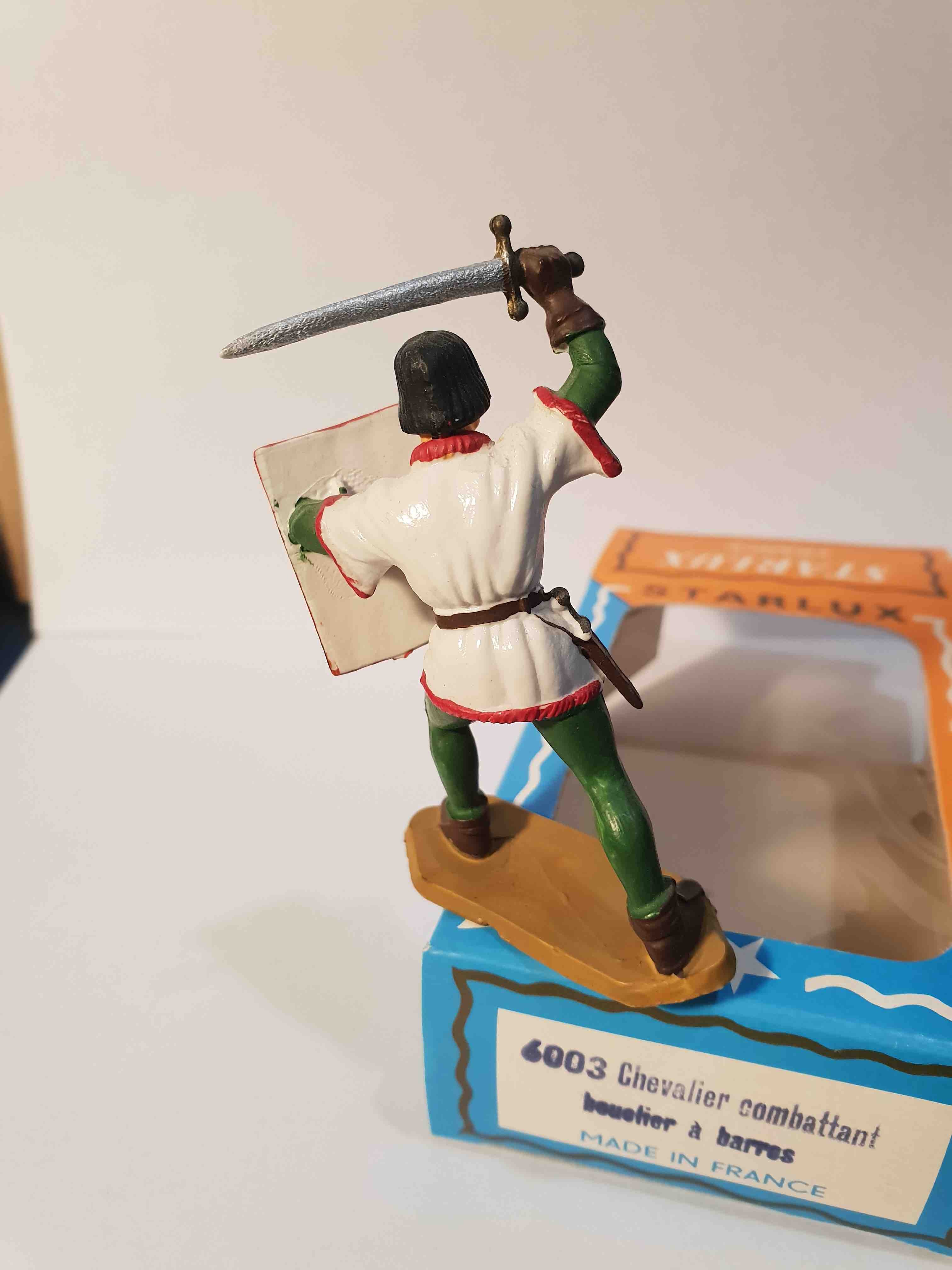 SEIGNEUR COMBATTANT BOUCLIER À POINTS PIEDS BLANC STARLUX MOYEN ÂGE RÉF 6003