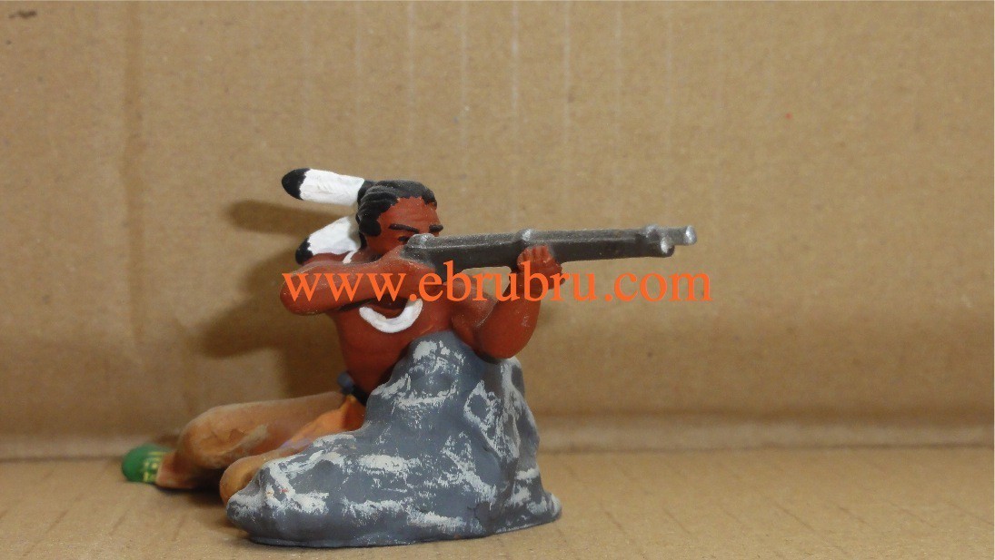 INDIEN  COUCHE  SUR ROCHER AVEC FUSIL ELASTOLIN OUGEN RÉF 6834