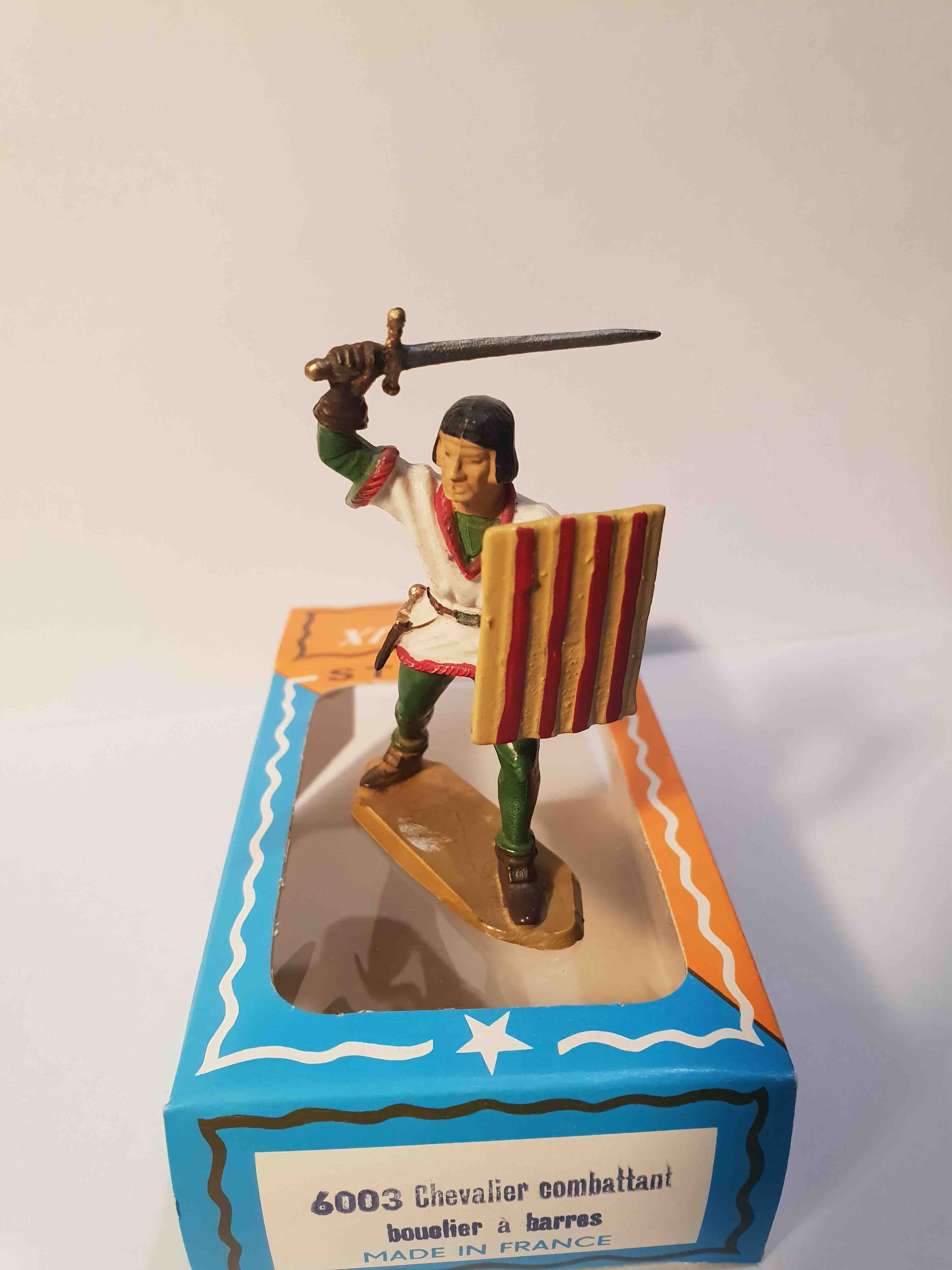 SEIGNEUR COMBATTANT BOUCLIER À BARRES PIEDS BLANC STARLUX MOYEN ÂGE RÉF 6003