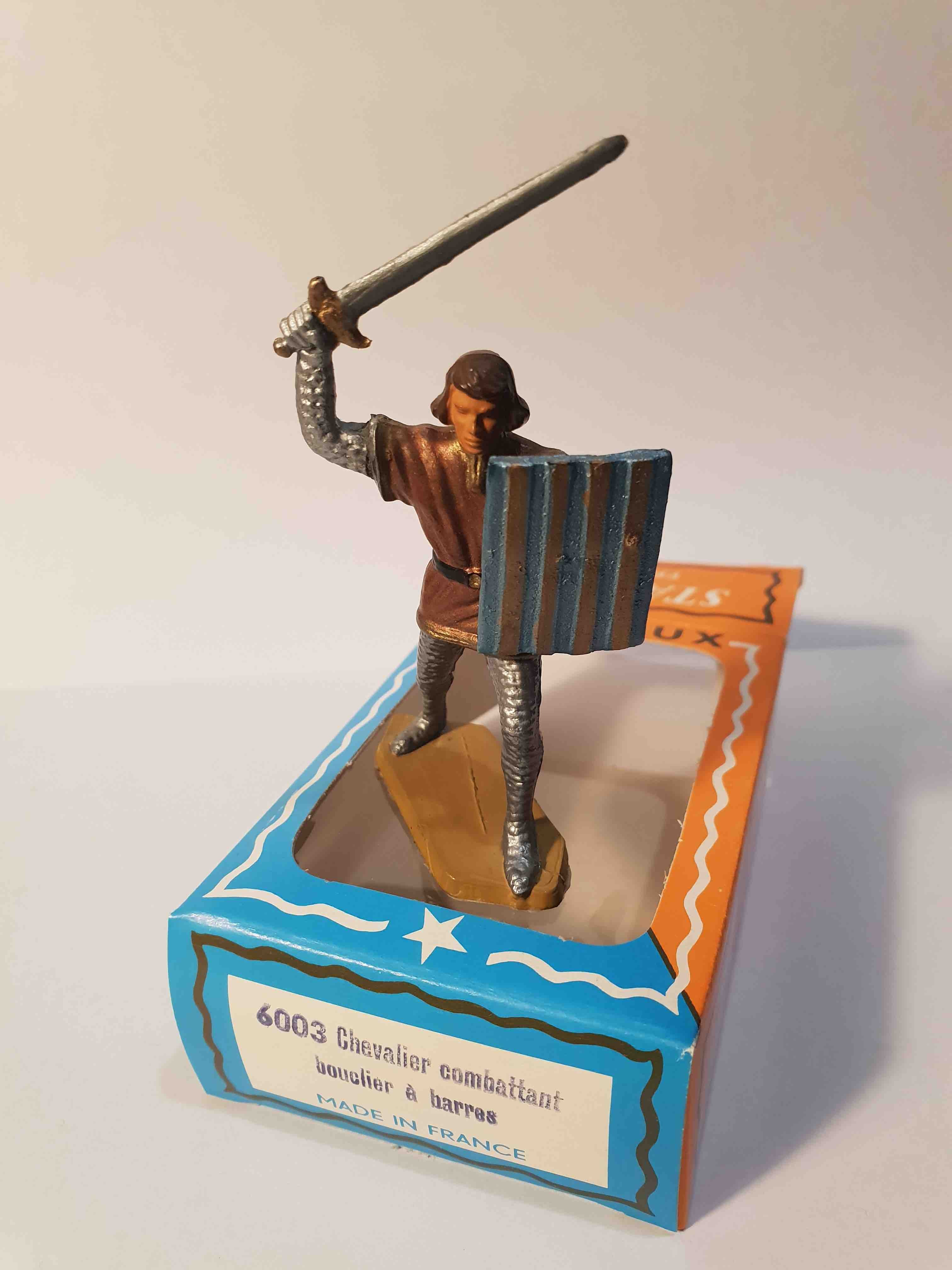 SEIGNEUR COMBATTANT AVEC BOUCLIER À BARRES PIEDS GRIS STARLUX MOYEN ÂGE RÉF 6003