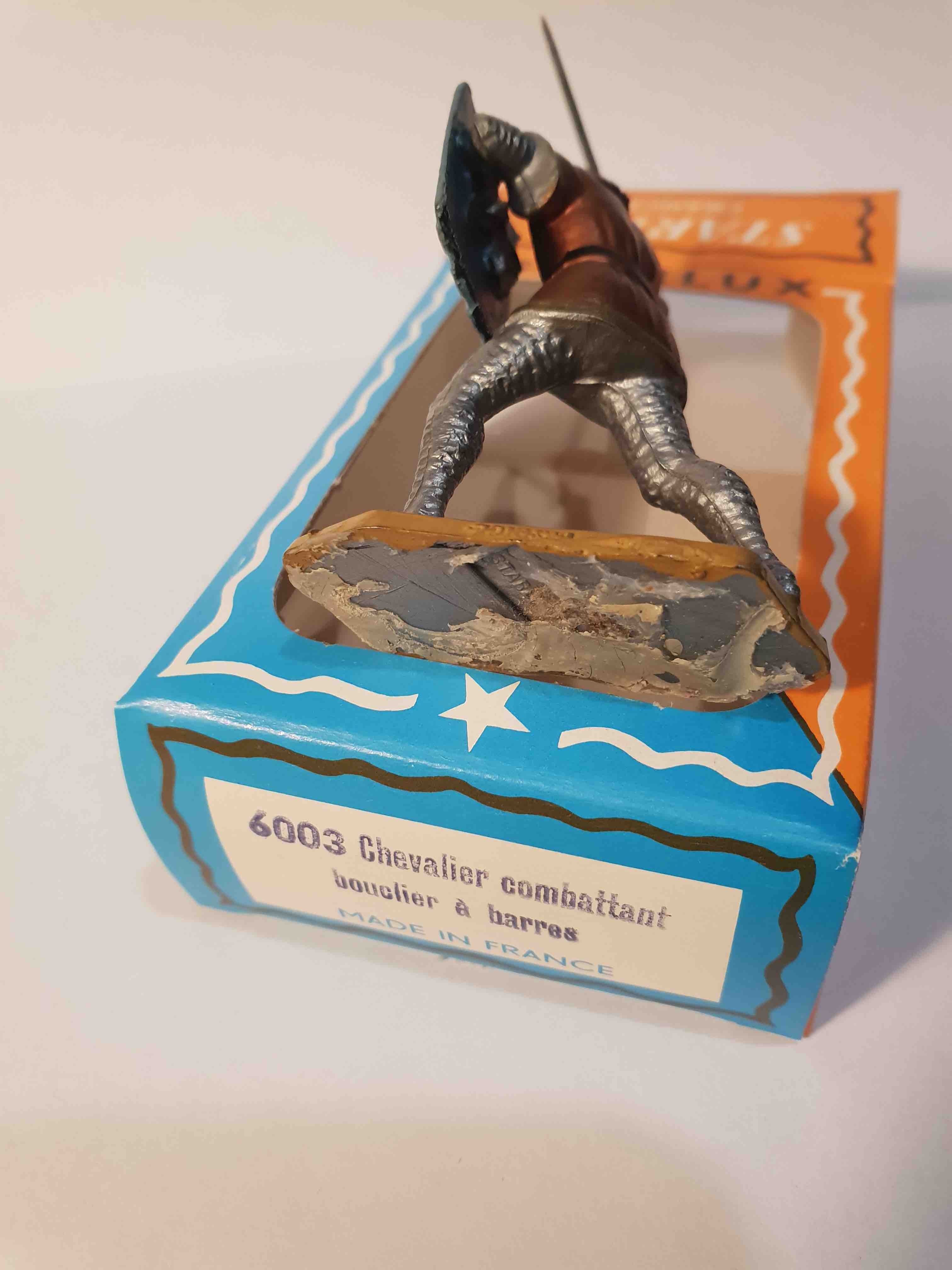 SEIGNEUR COMBATTANT AVEC BOUCLIER À BARRES PIEDS GRIS STARLUX MOYEN ÂGE RÉF 6003