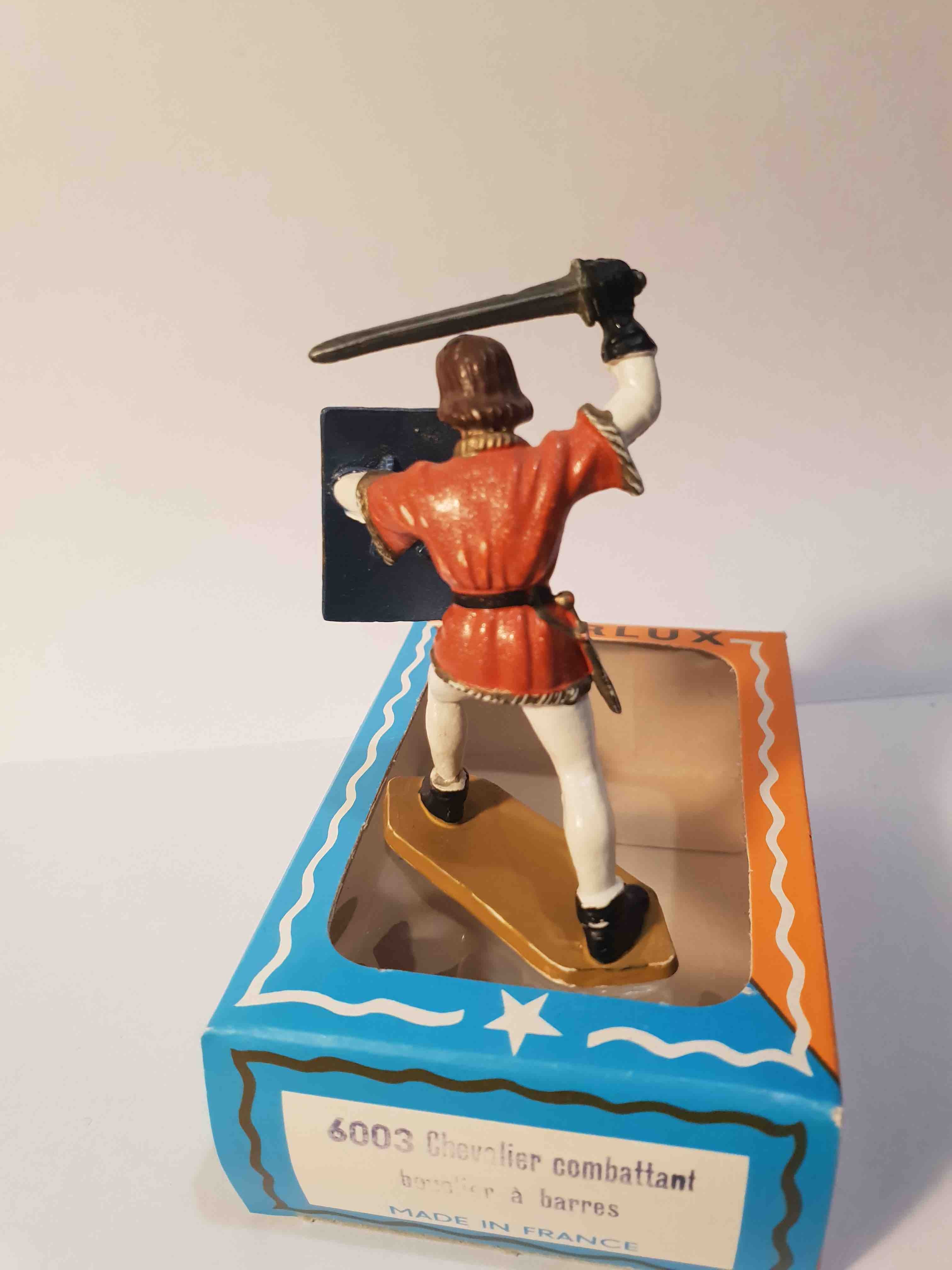 SEIGNEUR COMBATTANT BOUCLIER À POINTS PIEDS BLANC STARLUX MOYEN ÂGE RÉF 6003