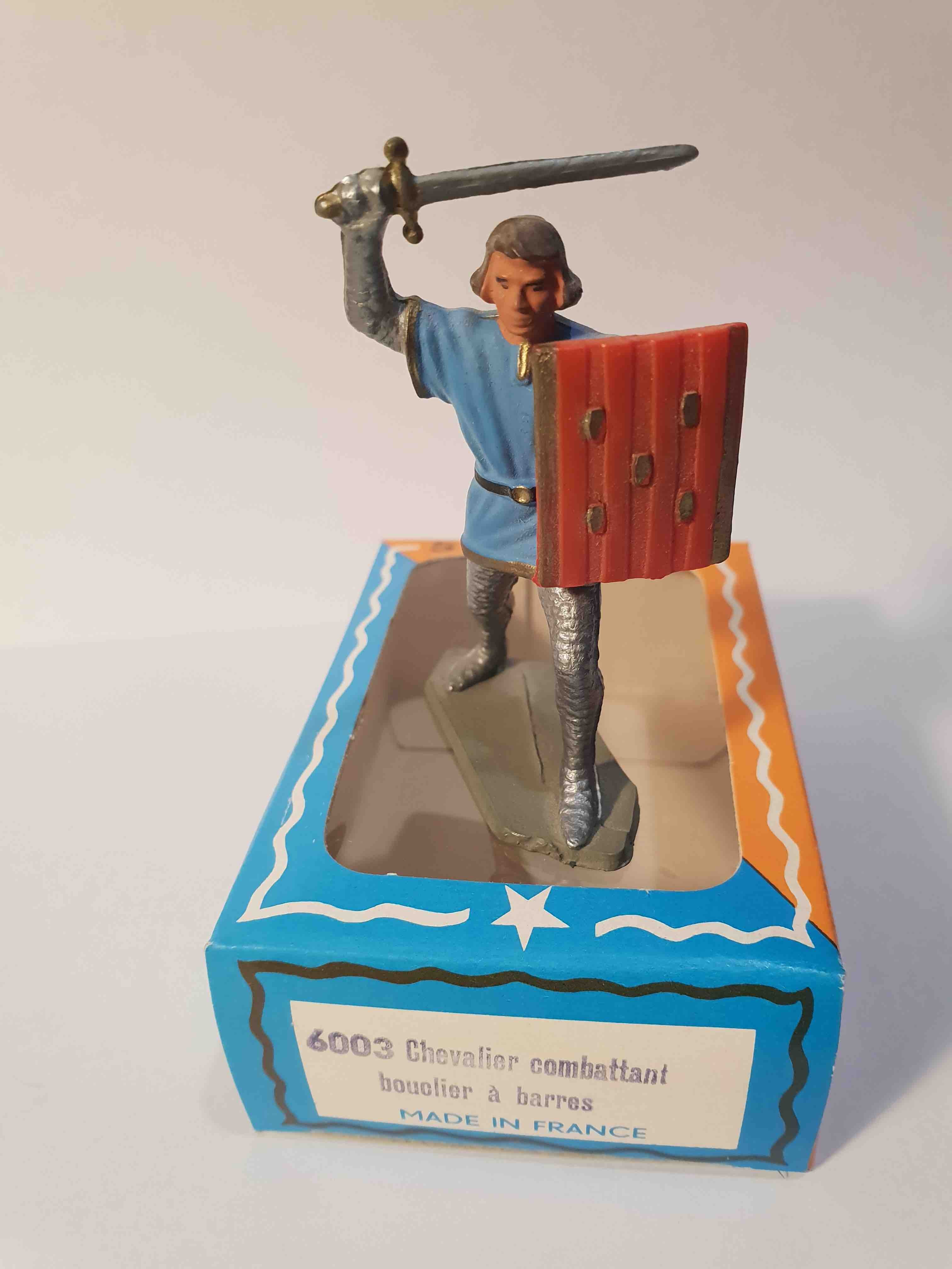 SEIGNEUR COMBATTANT AVEC BOUCLIER À POINTS PIEDS GRIS STARLUX MOYEN ÂGE RÉF 6003