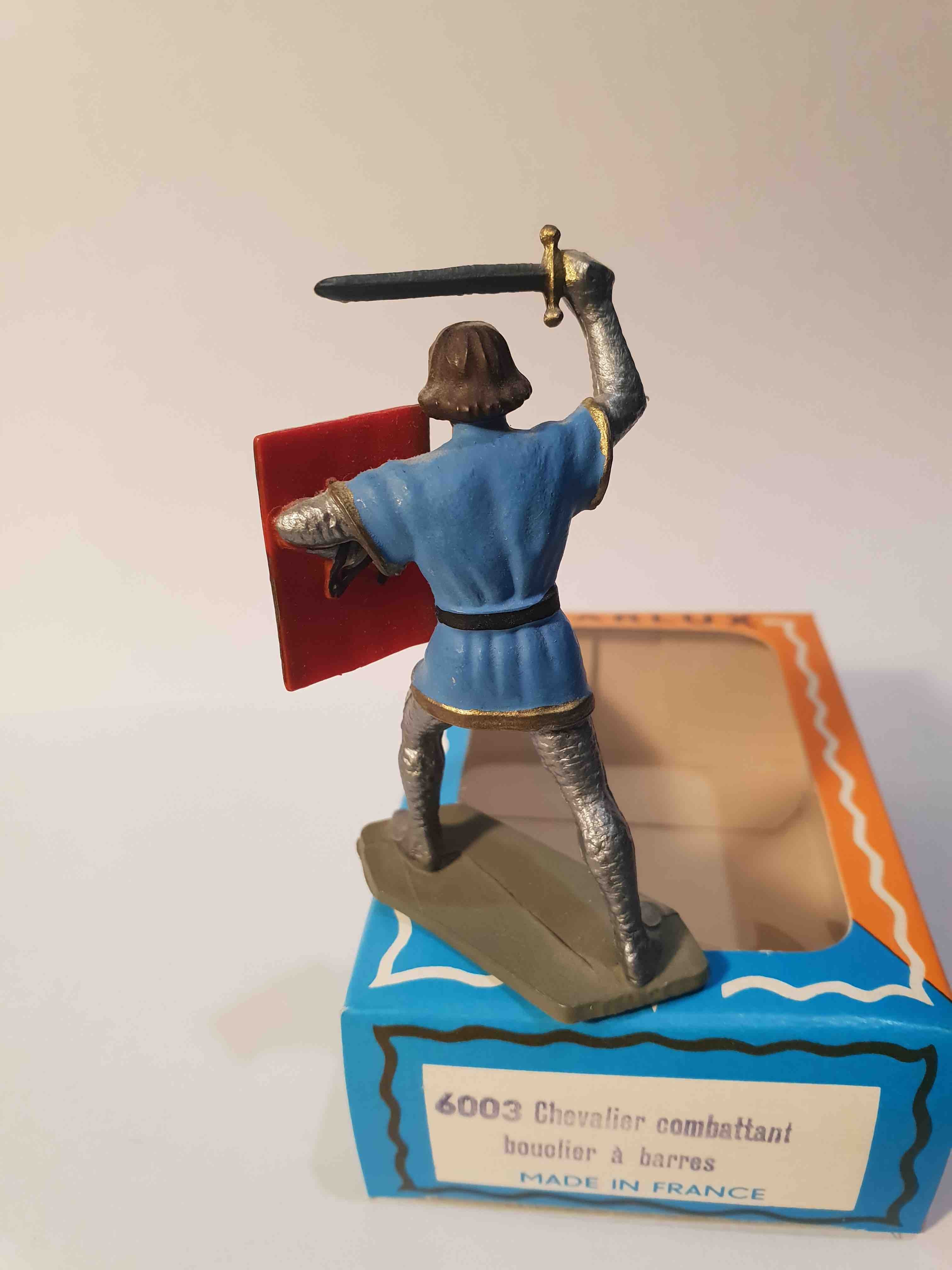 SEIGNEUR COMBATTANT AVEC BOUCLIER À POINTS PIEDS GRIS STARLUX MOYEN ÂGE RÉF 6003