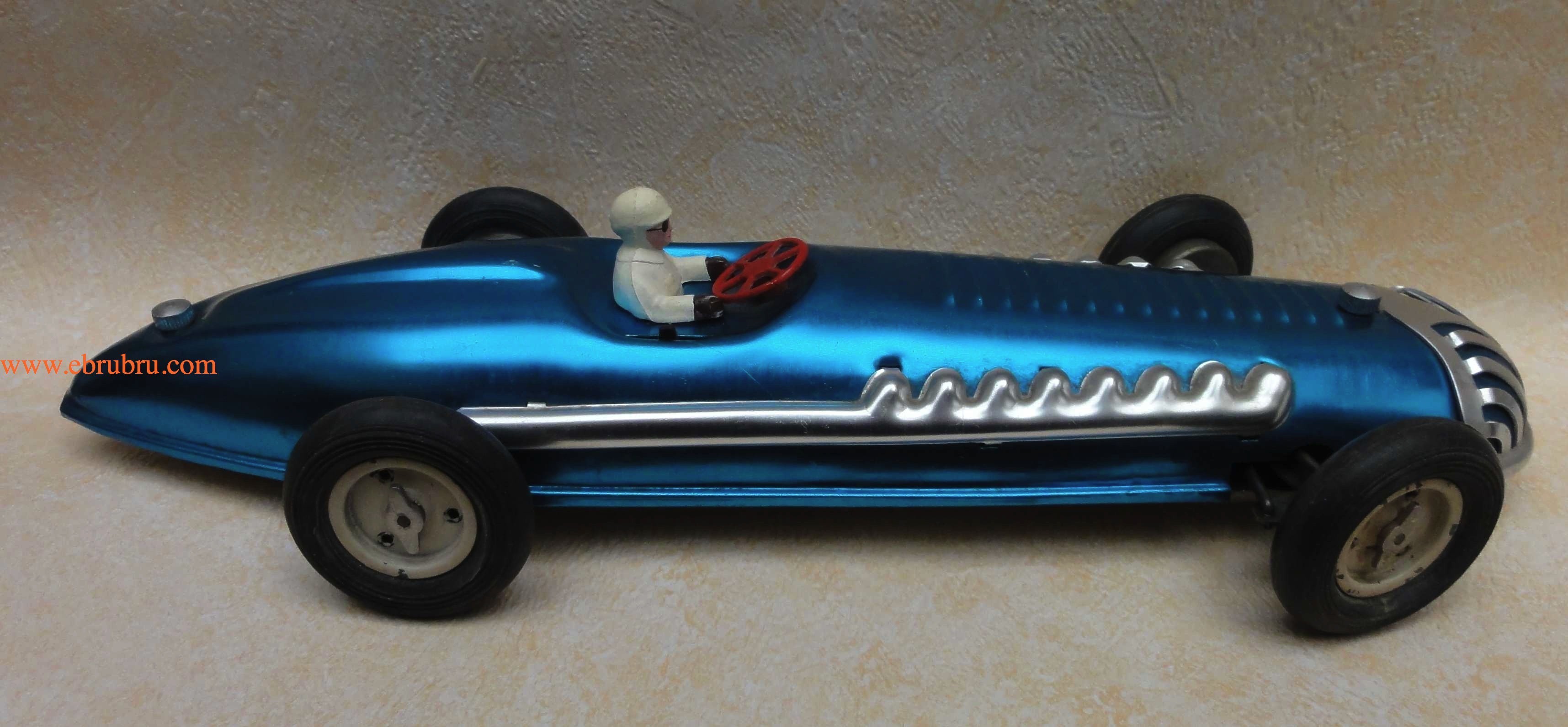 L auto de course électrique bleue Jouef