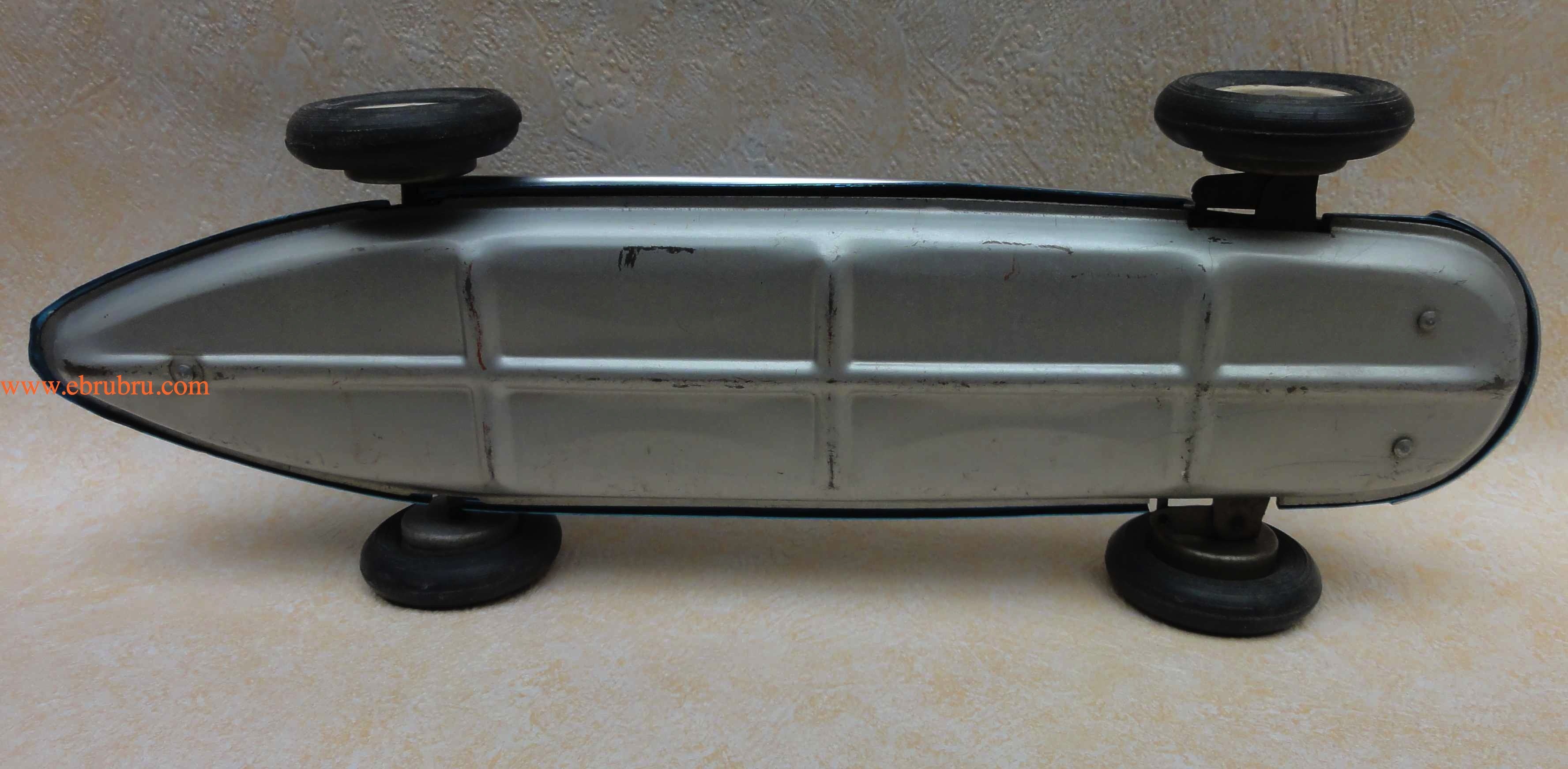 L auto de course électrique bleue Jouef