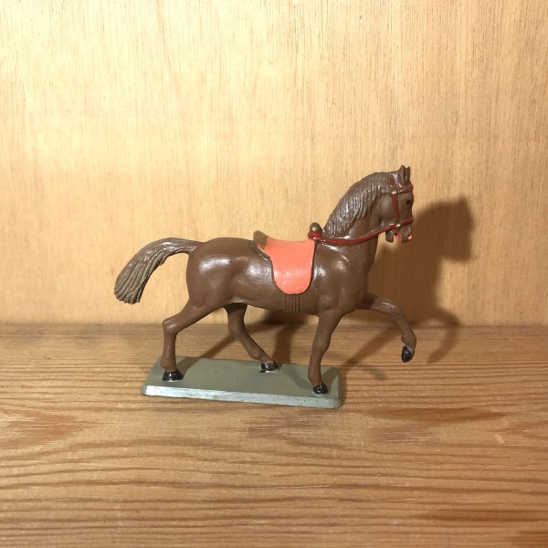 Cheval marron crinière marron selle rouge STARLUX