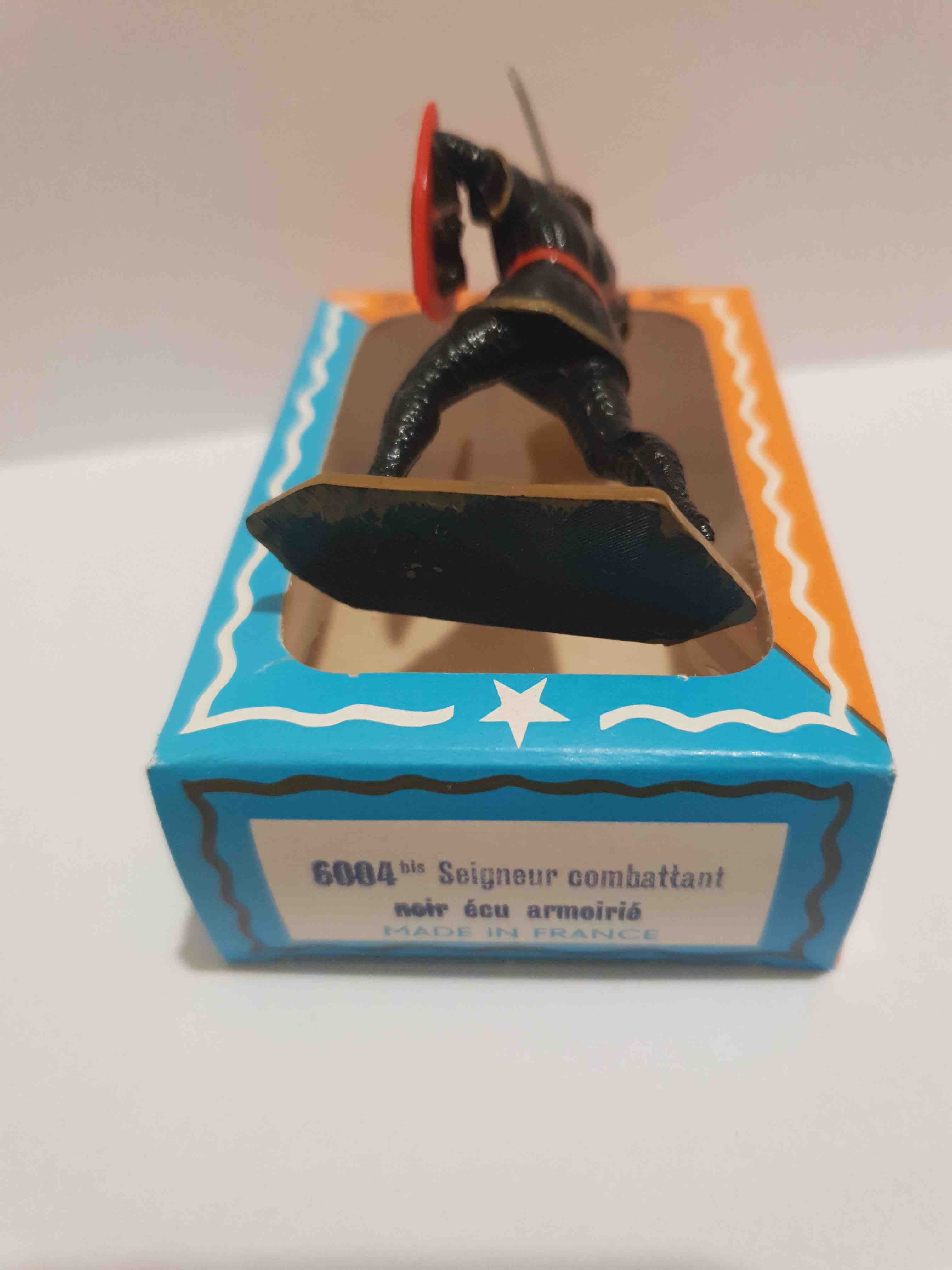 SEIGNEUR COMBATTANT NOIR AVEC ÉCU ROUGE ARMORIÉ STARLUX MOYEN AGE RÉF 6004 BIS