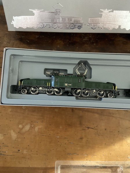 Deux  crocodiles H0 AC MÄRKLIN 3300 BR Be 6/8 & BR 194 des CFF/DB MÄRKLIN 3300