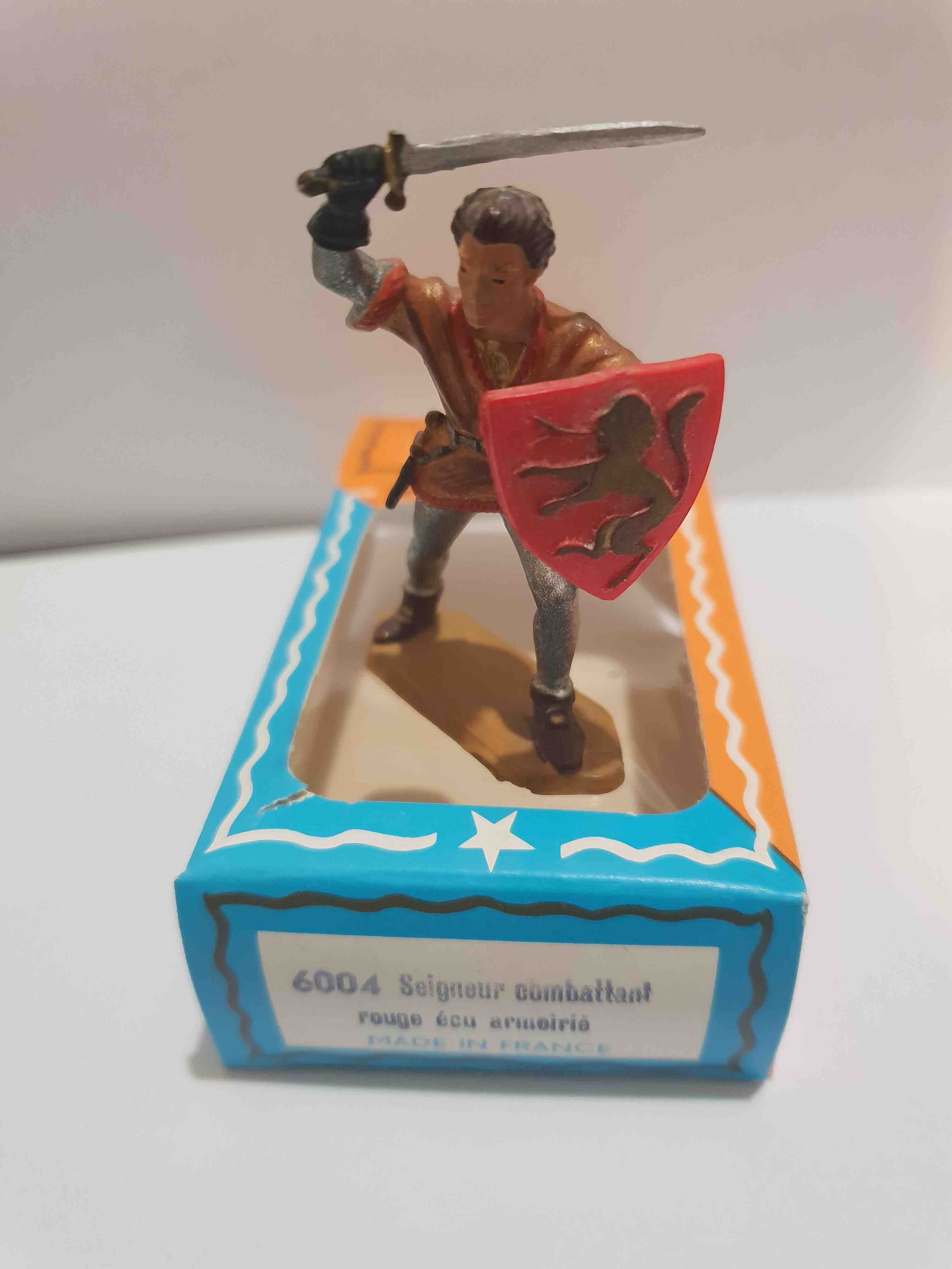 SEIGNEUR COMBATTANT AVEC ÉCU ROUGE PIEDS BLANC STARLUX MOYEN ÂGE RÉF 6004