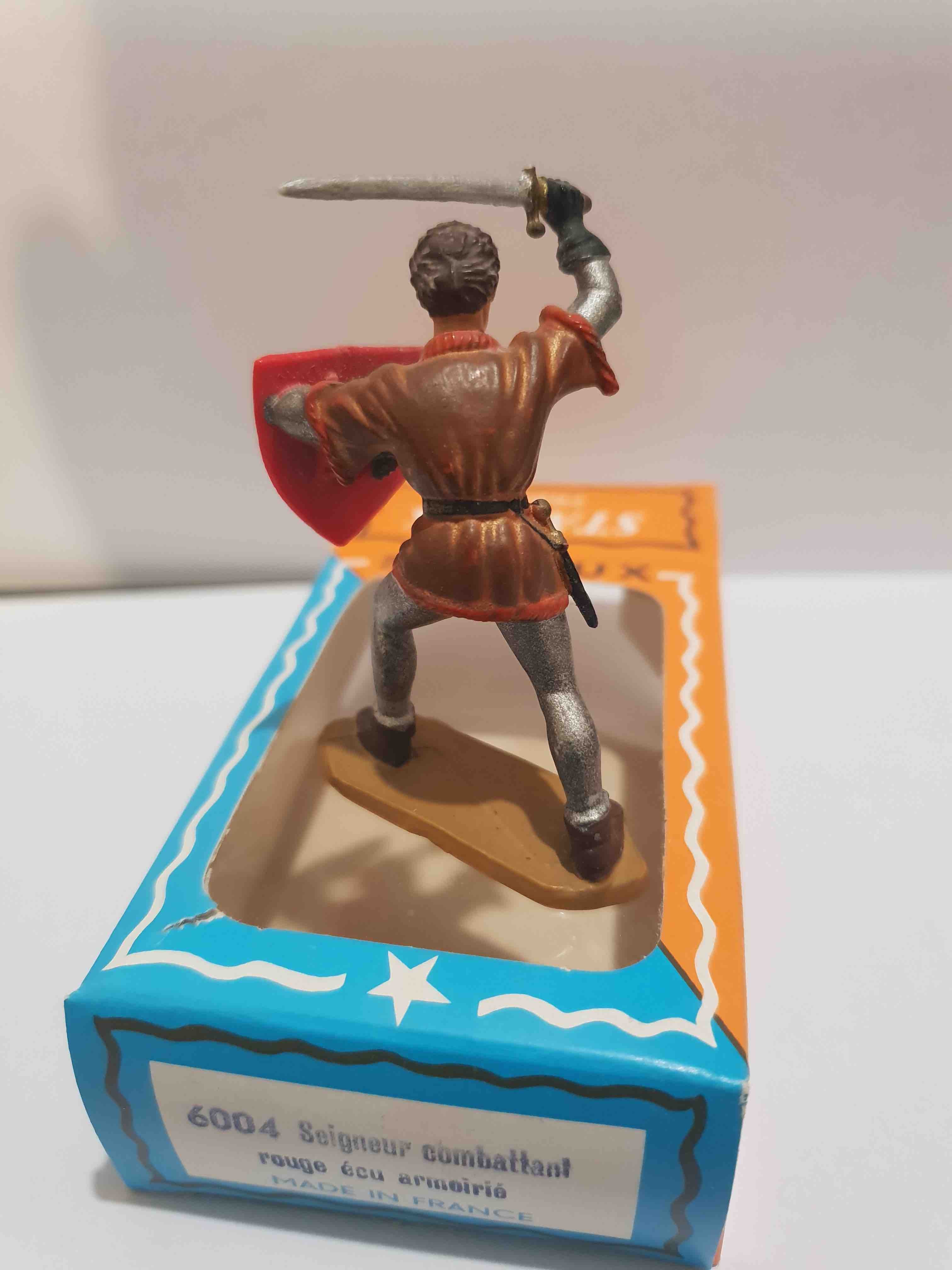 SEIGNEUR COMBATTANT AVEC ÉCU ROUGE PIEDS BLANC STARLUX MOYEN ÂGE RÉF 6004