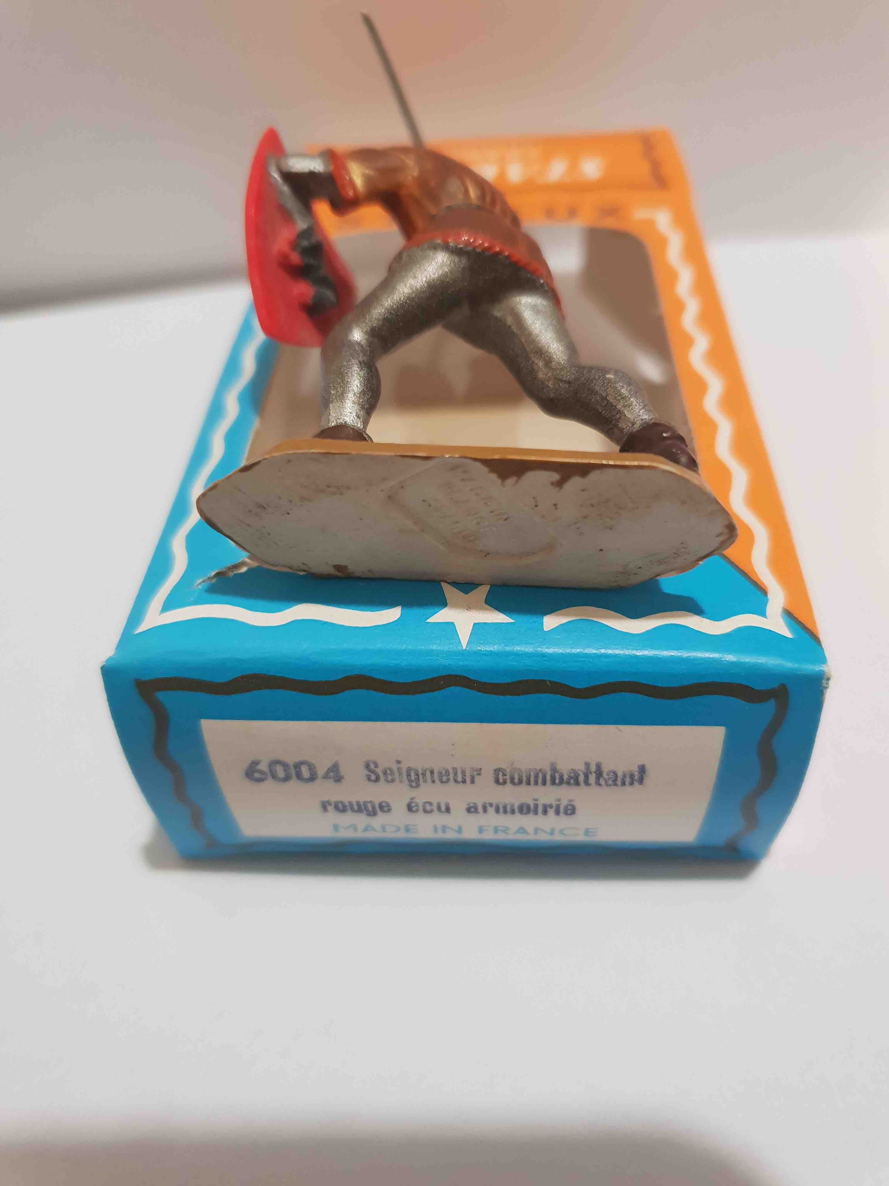 SEIGNEUR COMBATTANT AVEC ÉCU ROUGE PIEDS BLANC STARLUX MOYEN ÂGE RÉF 6004