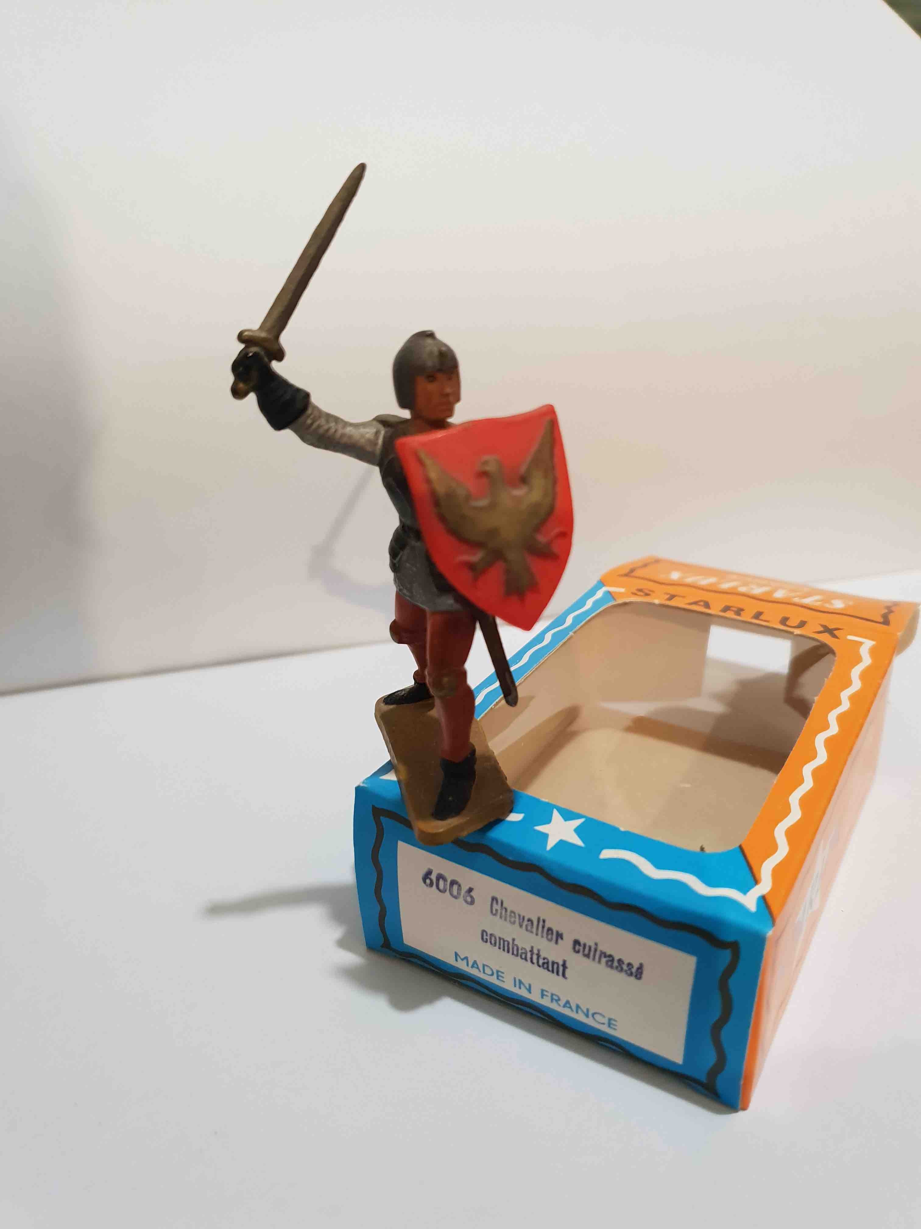 PIETON CHEVALIER CUIRASSÉ COMBATTANT ÉCU ROUGE PIEDS GRIS STARLUX MOYEN ÂGE 6006