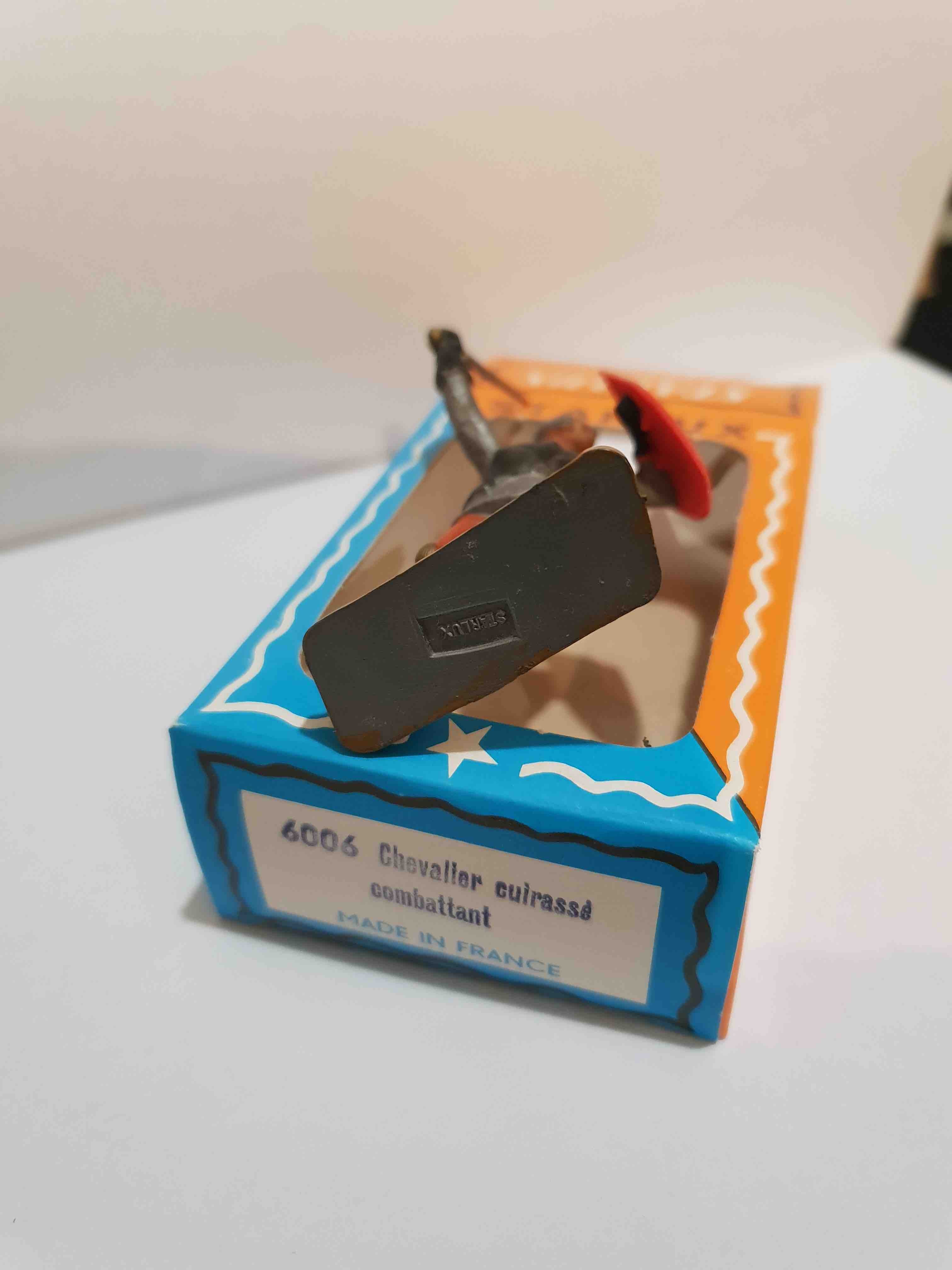 PIETON CHEVALIER CUIRASSÉ COMBATTANT ÉCU ROUGE PIEDS GRIS STARLUX MOYEN ÂGE 6006