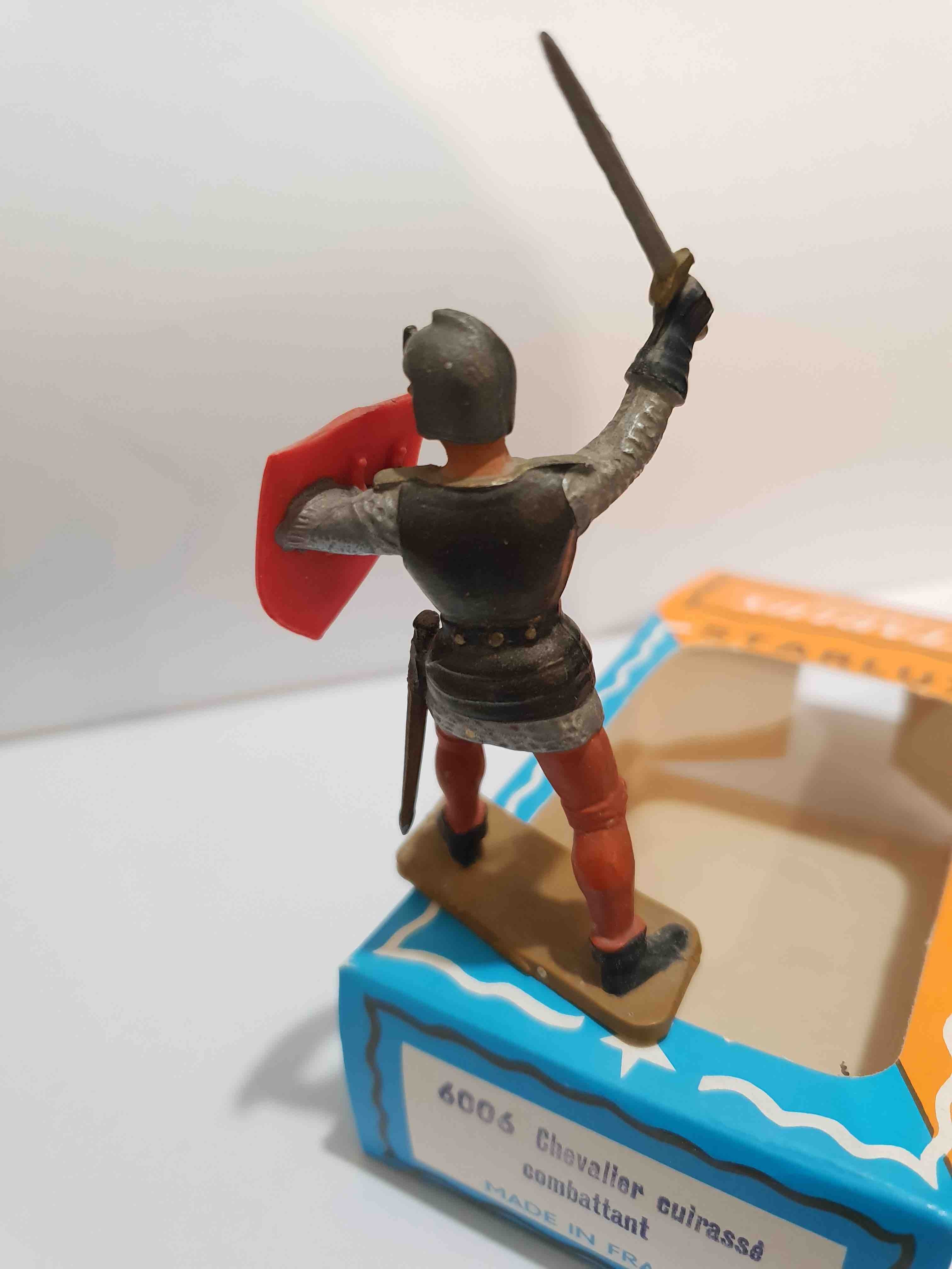 PIETON CHEVALIER CUIRASSÉ COMBATTANT ÉCU ROUGE PIEDS GRIS STARLUX MOYEN ÂGE 6006